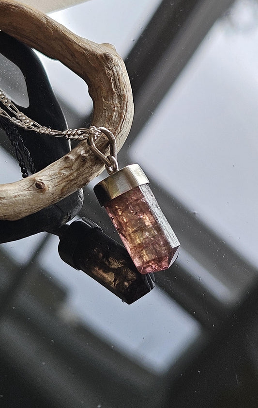 Turmalin rosa pink rot gelb, Rubellit Kristall, 925er Silber Anhänger, Rohstein Stäbchen, an 925er Silberkette Figaro