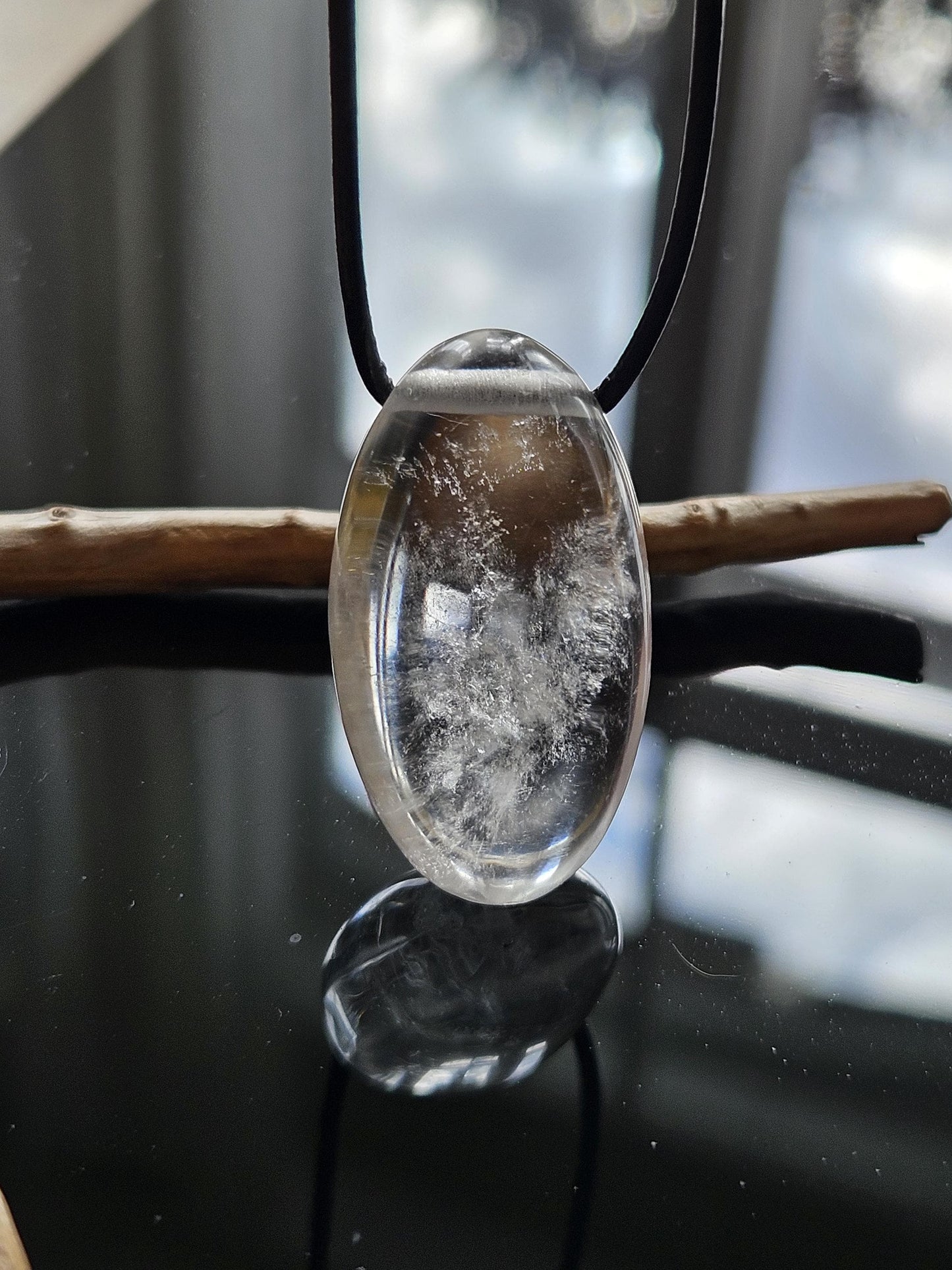 Bergkristall Anhänger, 36 x 21 x 16 mm, gebohrt, an verstellbarem Lederband