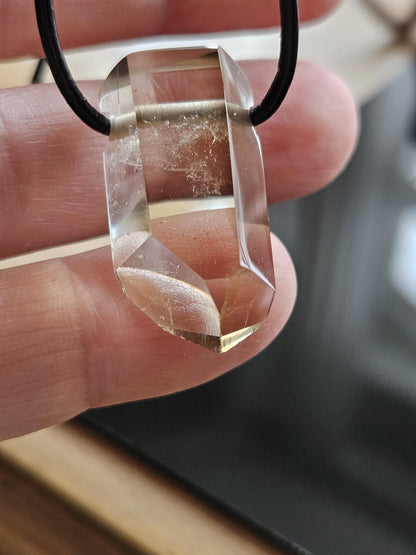 Citrin Kristall unbehandelt ungebrannt Citrin Spitze, 28 x 15 x 10 mm, gebohrt, an verstellbarem Lederband