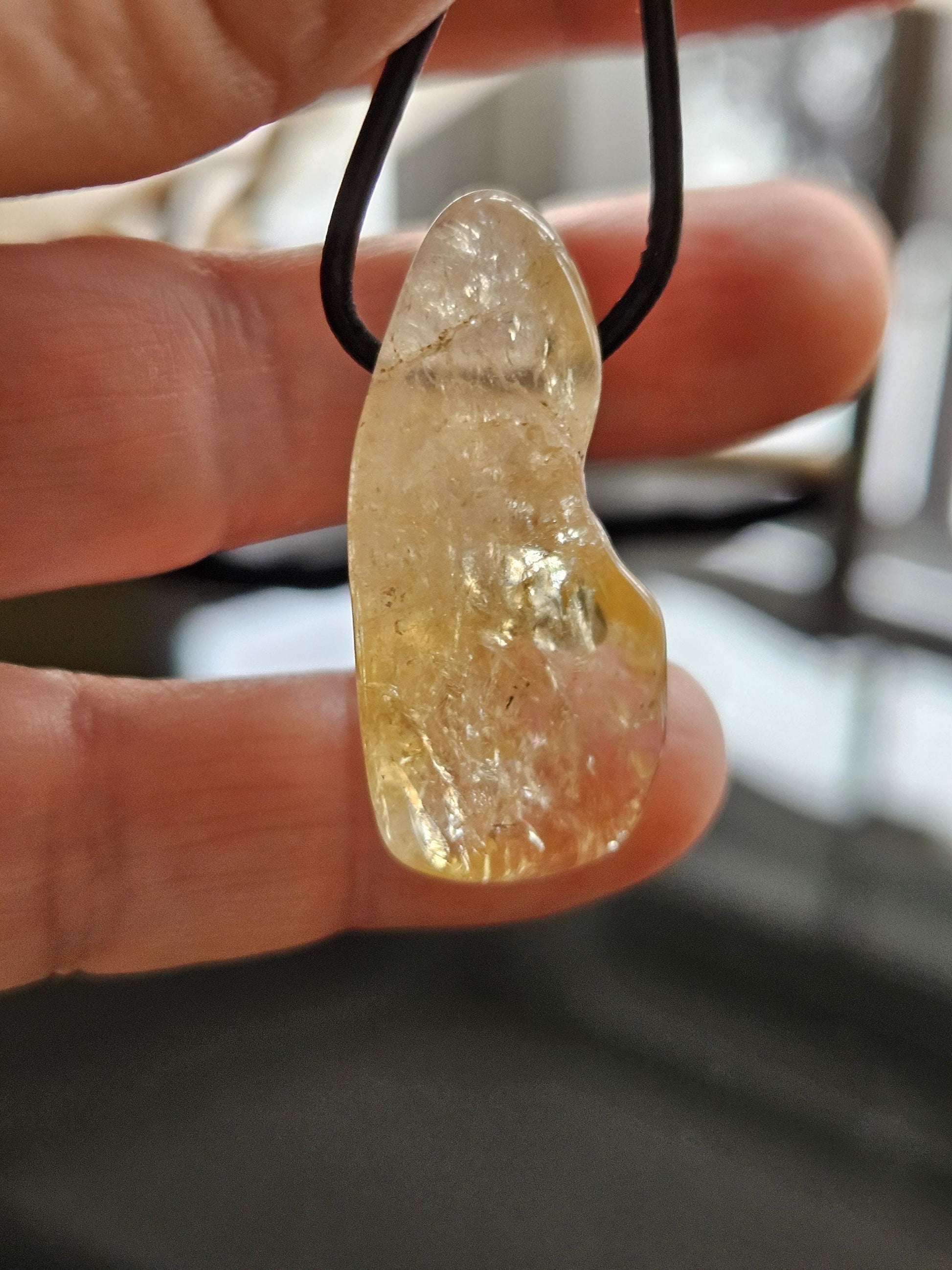 Golden Healer Bergkristall mit Citrin, 36 x 17 x 12 mm, gebohrt, an verstellbarem Lederband