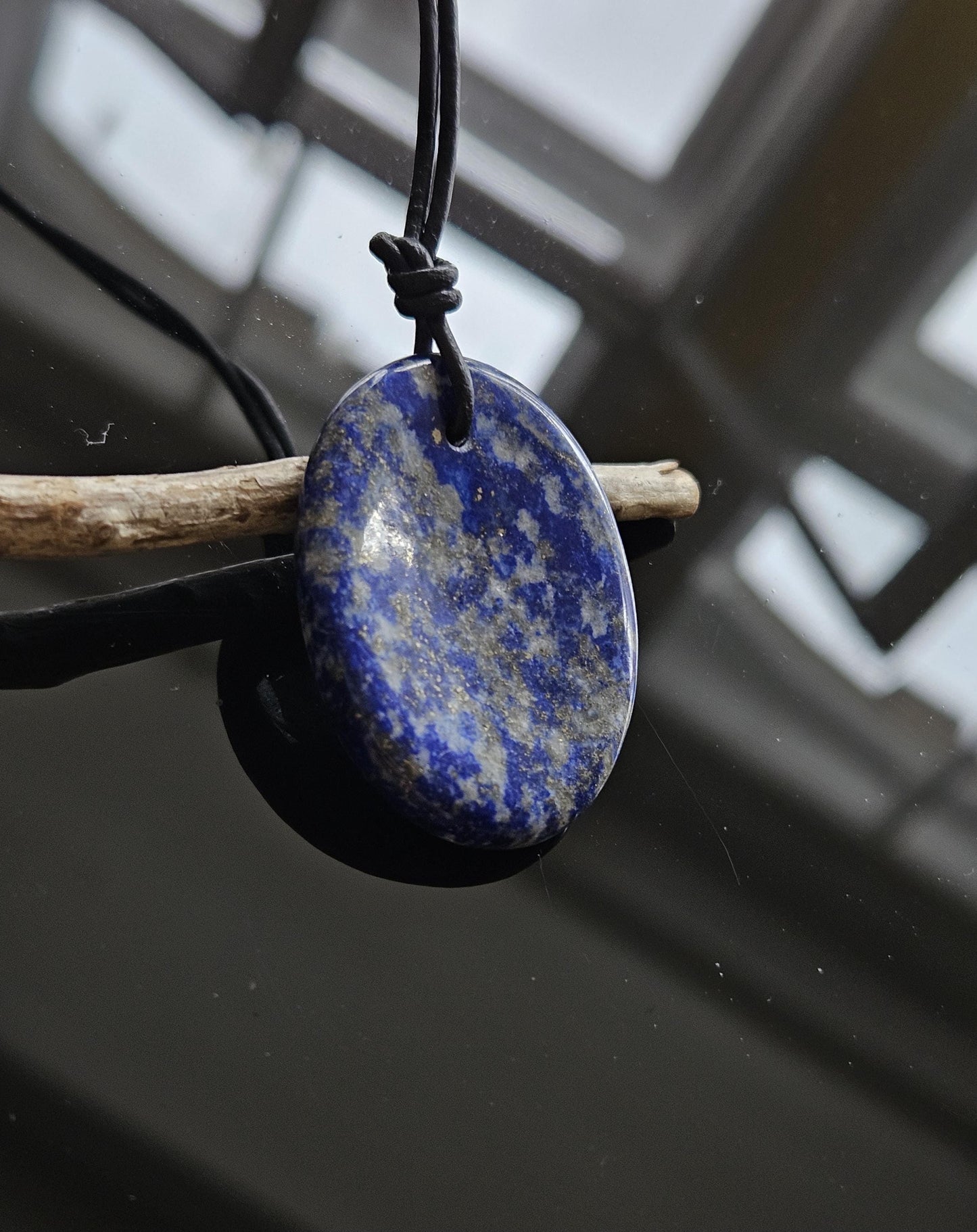 Lapislazuli Lapis Lazuli Anhänger, Worry Stone förmig Anhänger, 40 x 30 x 6 mm, gebohrt, an verstellbarem Lederband.