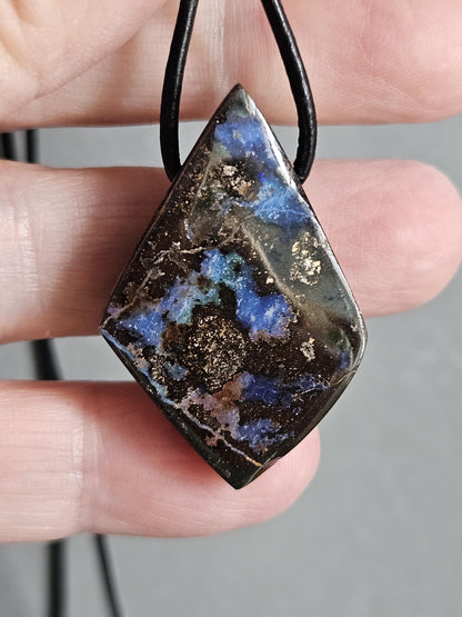 Boulder Opal, Boulderopal Anhänger, "Drachen Tanz", 35 x 23 x 9 mm, gebohrt, an verstellbarem Lederband