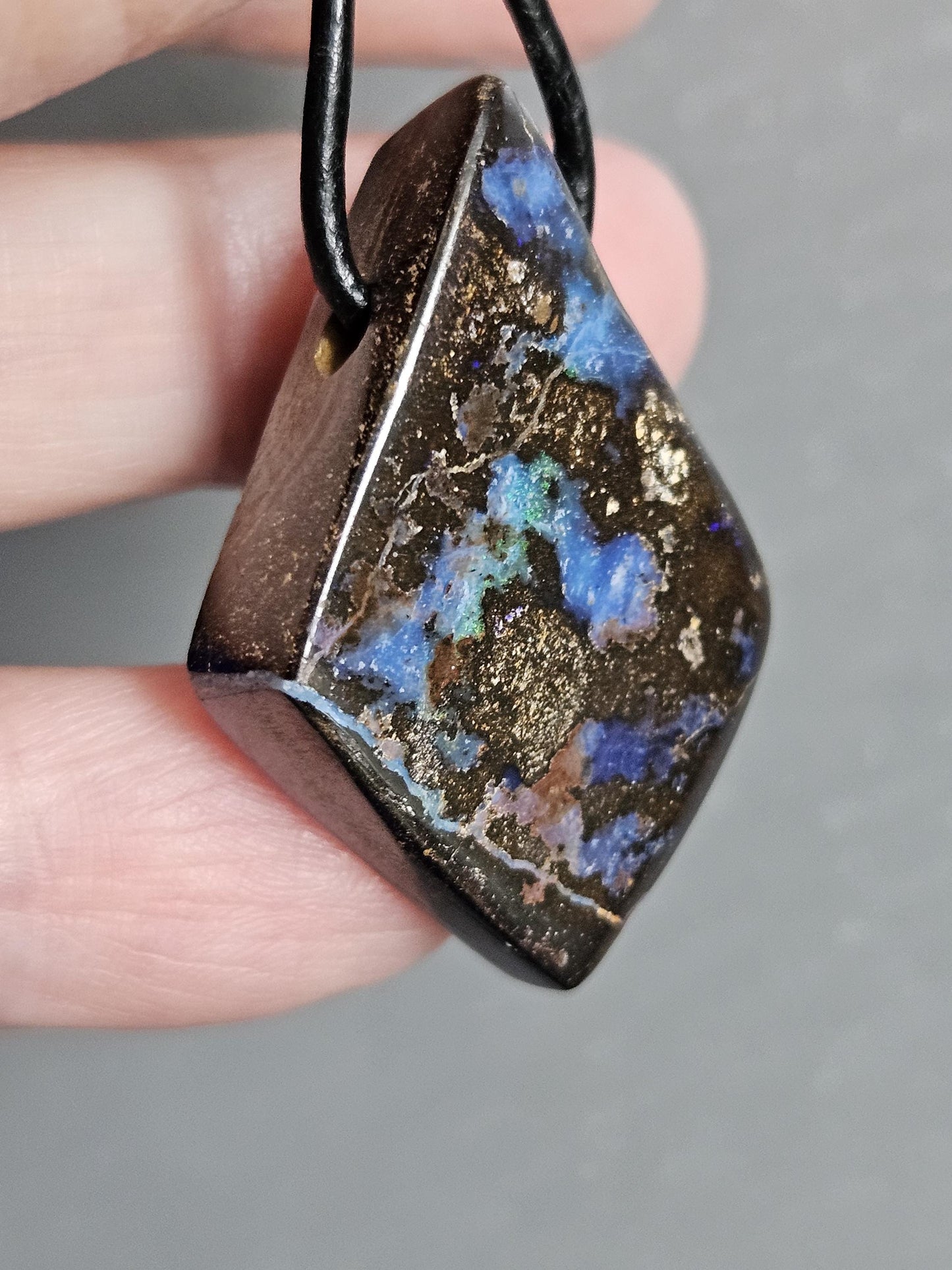 Boulder Opal, Boulderopal Anhänger, "Drachen Tanz", 35 x 23 x 9 mm, gebohrt, an verstellbarem Lederband