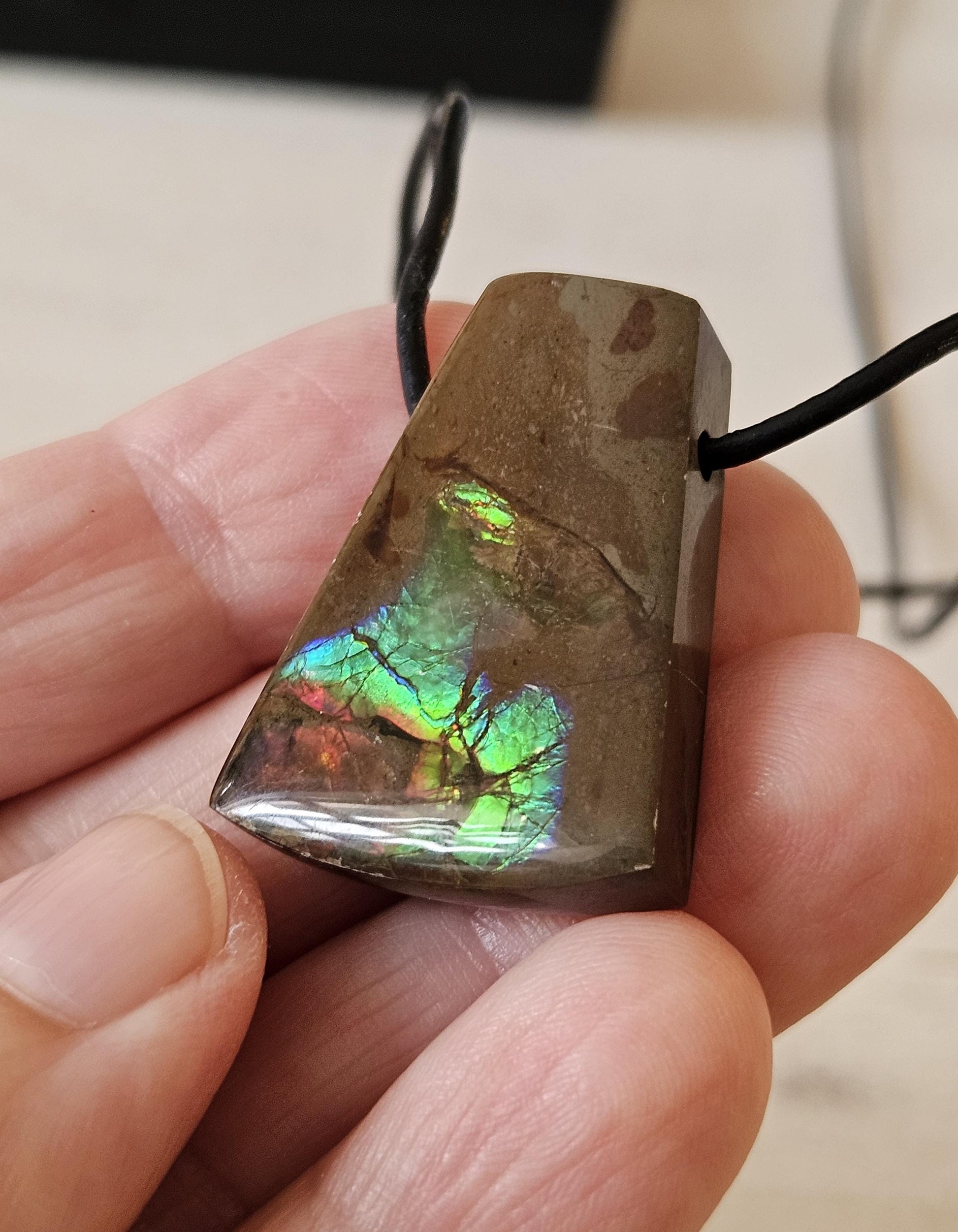 Traumhafter magischer Ammolit Opal aus Kanada, Anhänger, 33 x 23 x 9 mm, gebohrt, an verstellbarem Lederband
