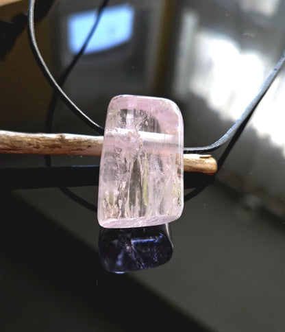 Kunzit Kristall geschliffen, Anhänger, 30 x 20 x 16 mm, gebohrt, an verstellbarem Lederband,