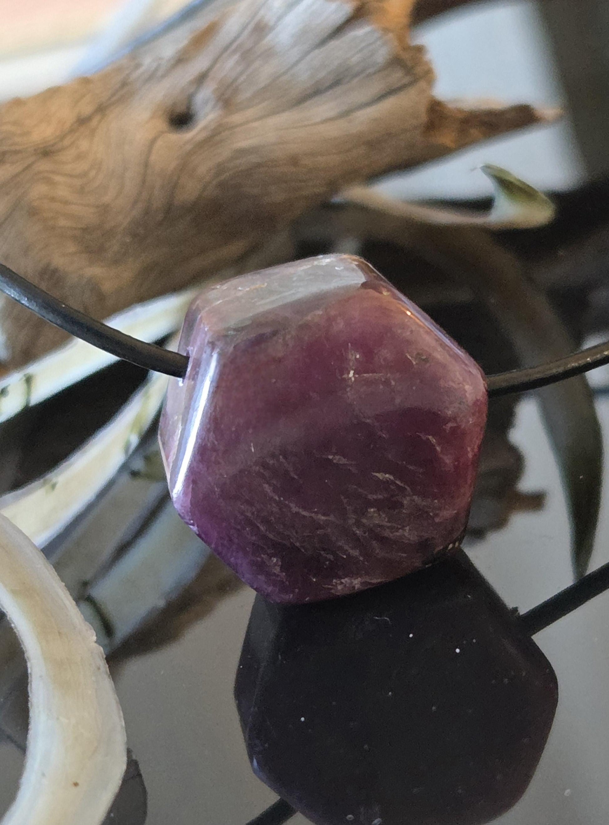 Rubin Kristall Anhänger, Ruby pedants , 23 x 20 x 17 mm, gebohrt, an verstellbarem Lederband