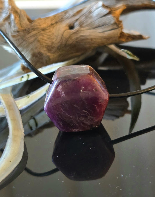 Rubin Kristall Anhänger, Ruby pedants , 23 x 20 x 17 mm, gebohrt, an verstellbarem Lederband