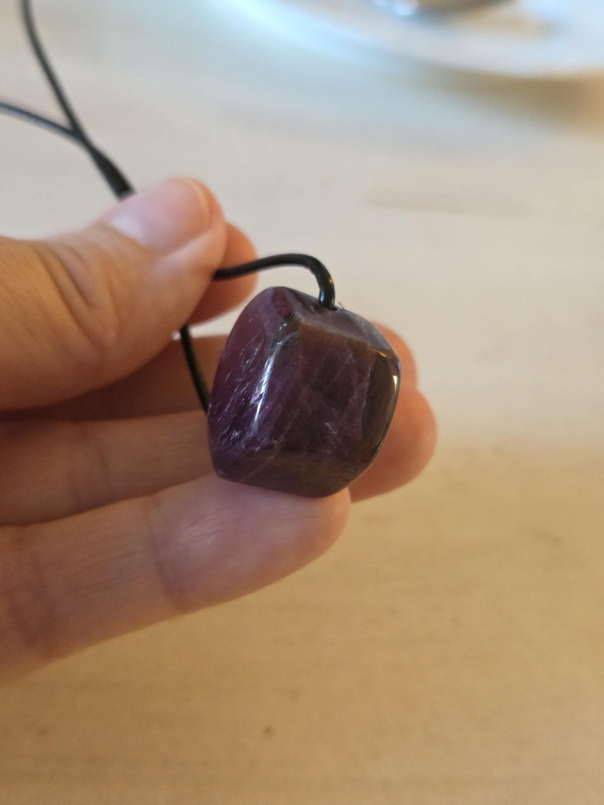 Rubin Kristall Anhänger, Ruby pedants , 23 x 20 x 17 mm, gebohrt, an verstellbarem Lederband