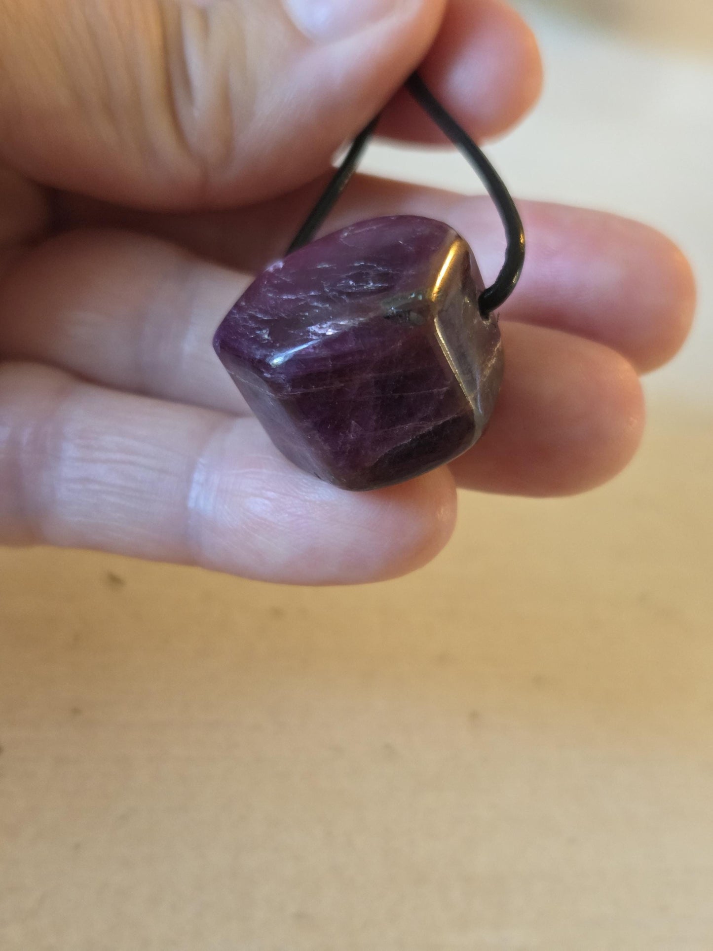 Rubin Kristall Anhänger, Ruby pedants , 23 x 20 x 17 mm, gebohrt, an verstellbarem Lederband