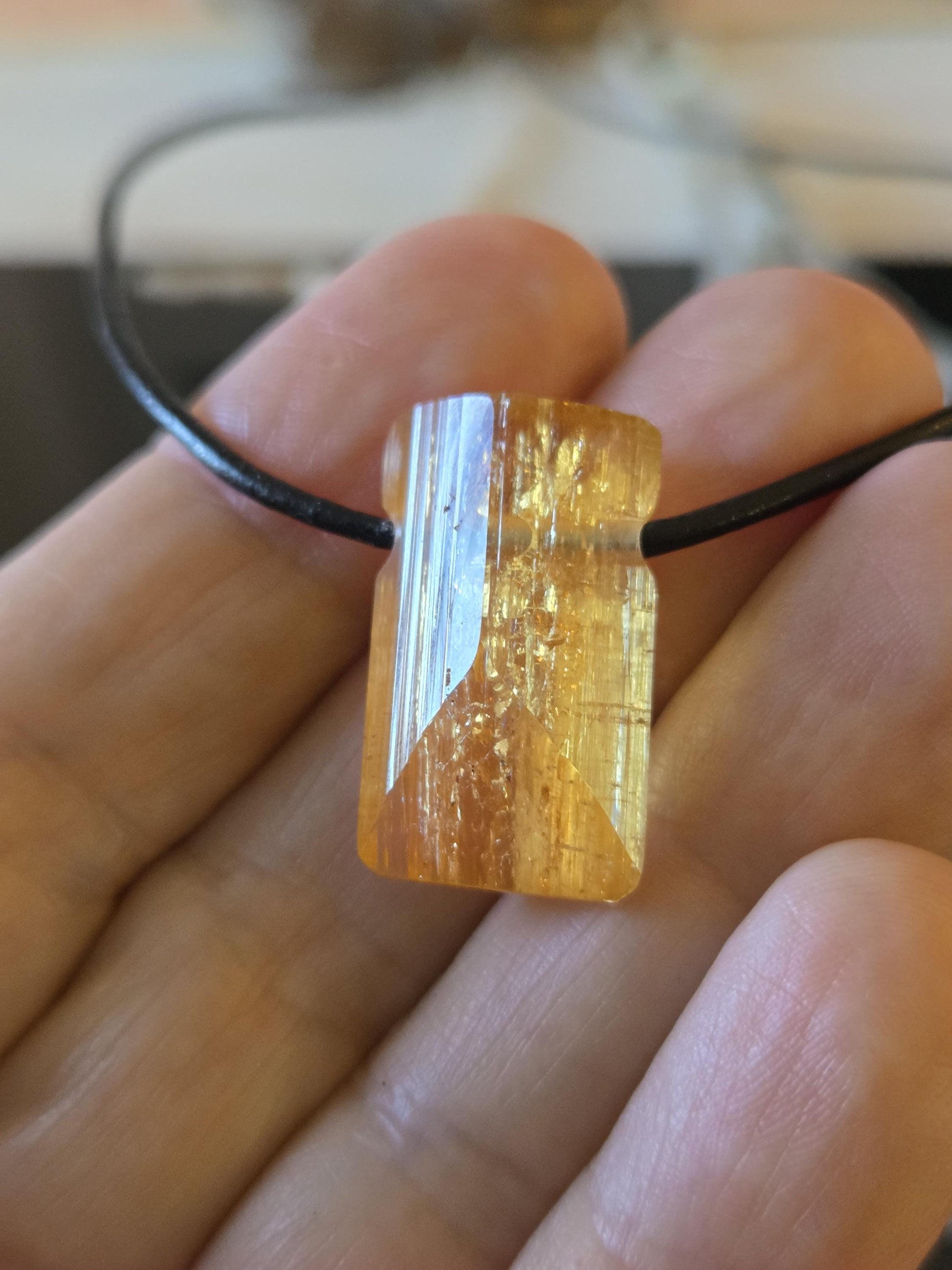 Feiner Imperial Topas Kaiser Topas Goldtopas seltene rötlich goldene Farbe, Anhänger, 24 x 16 x 10 mm, gebohrt, an verstellbarem Lederband