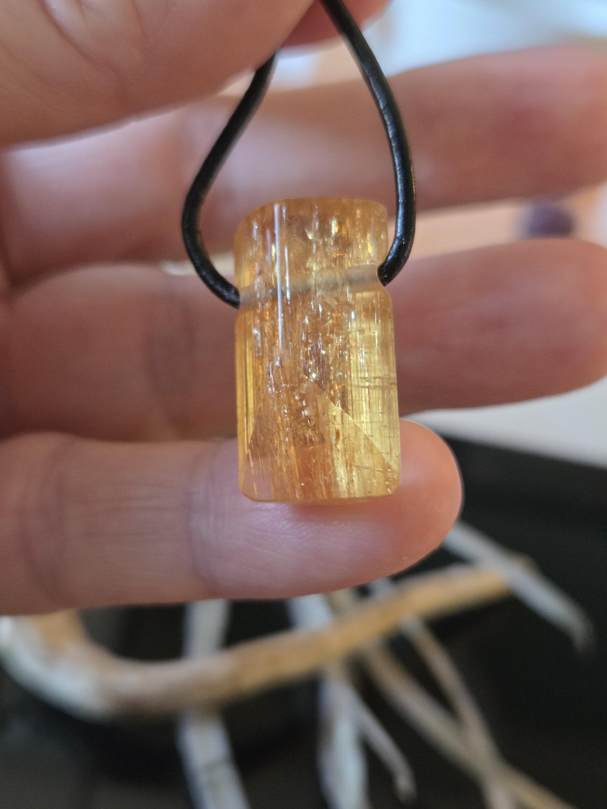 Feiner Imperial Topas Kaiser Topas Goldtopas seltene rötlich goldene Farbe, Anhänger, 24 x 16 x 10 mm, gebohrt, an verstellbarem Lederband