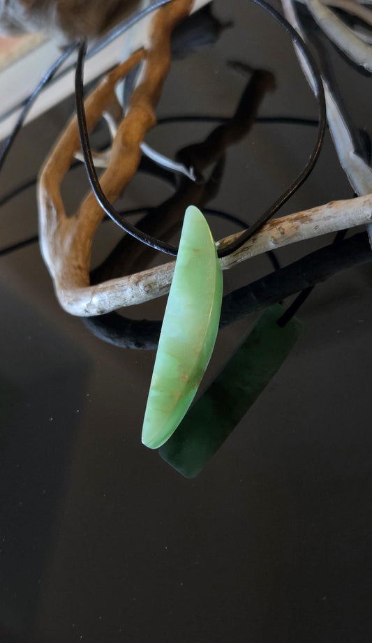 Frühlingsfrischer Chrysopras Anhänger 45 x 9 x 9 mm, gebohrt, an verstellbarem Lederband