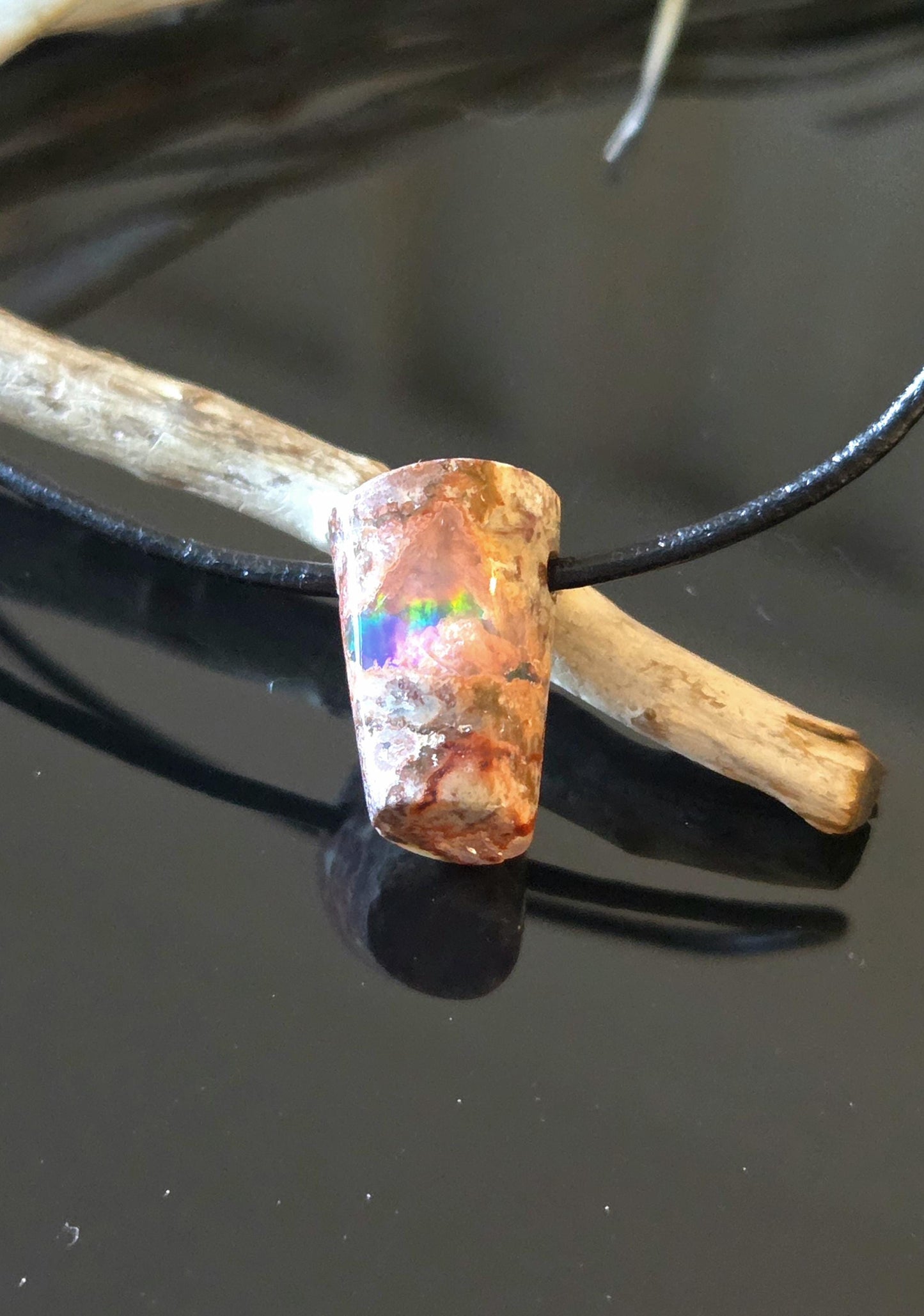 Atemberaubender kleiner mexikanischer Feueropal Anhänger, 19 x 13 x 14 mm, gebohrt, an verstellbarem Lederband