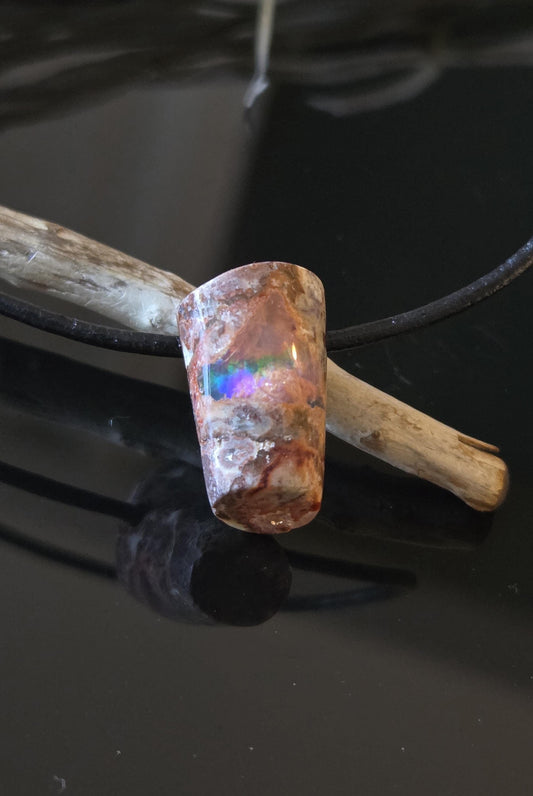 Atemberaubender kleiner mexikanischer Feueropal Anhänger, 19 x 13 x 14 mm, gebohrt, an verstellbarem Lederband