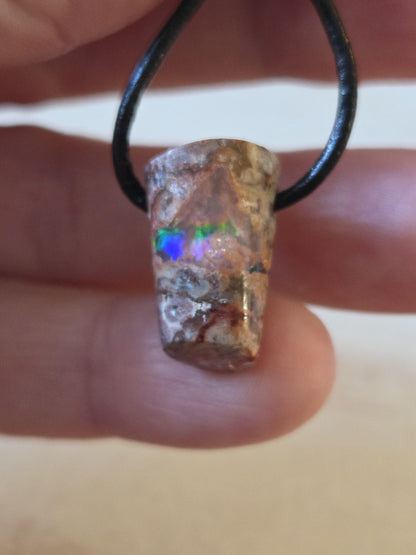 Atemberaubender kleiner mexikanischer Feueropal Anhänger, 19 x 13 x 14 mm, gebohrt, an verstellbarem Lederband