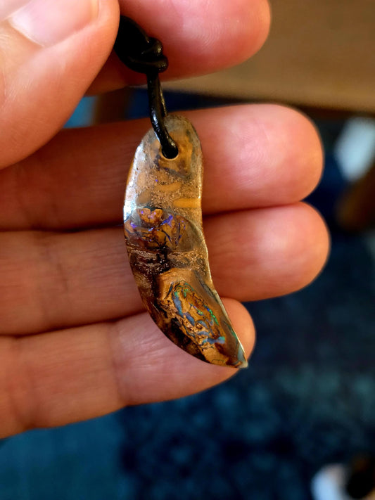 Boulder Opal, Boulderopal Anhänger, "Australien Croissant", 39 x 12 x 8 mm, gebohrt, an verstellbarem Lederband