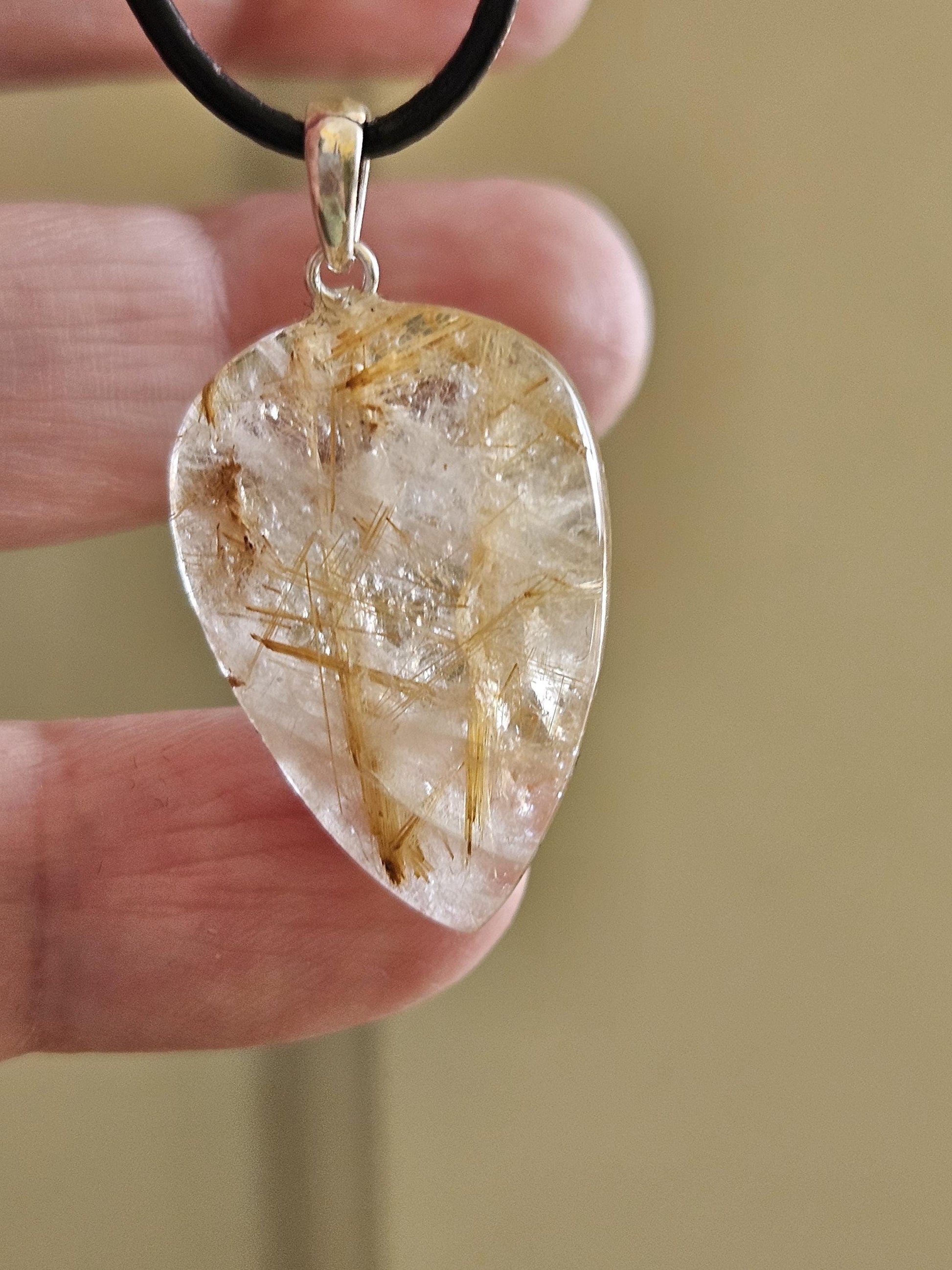 Gold Rutil Quarz, Goldrutilquarz Anhänger, mit 925erSilberÖse, an verstellbarem Lederband