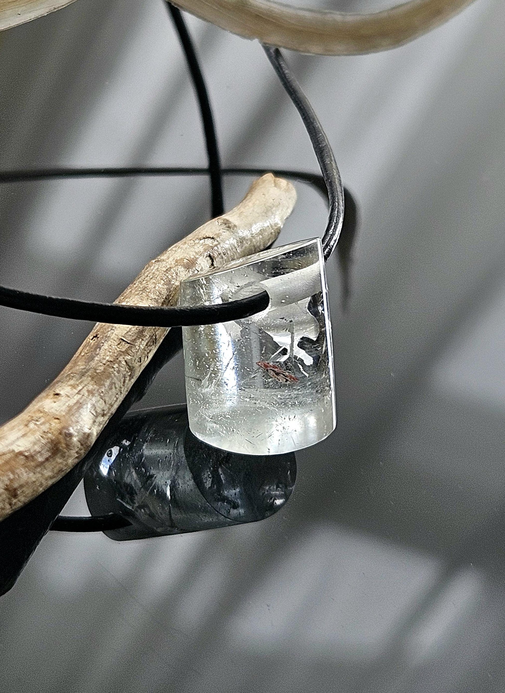 Extravaganter kleiner weißer Topas Anhänger, 19 x 15 x 14 mm, gebohrt, an verstellbarem Lederband