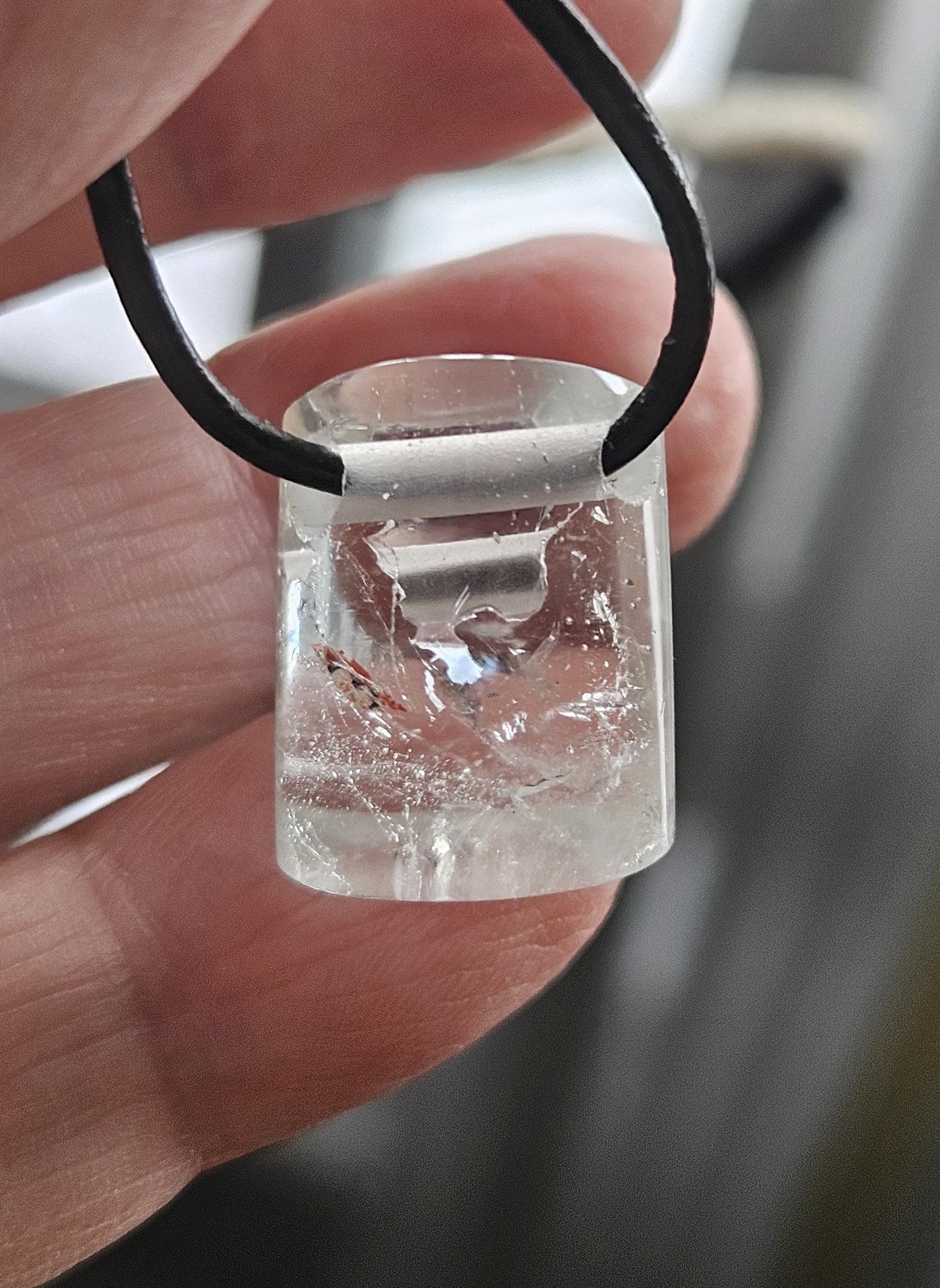 Extravaganter kleiner weißer Topas Anhänger, 19 x 15 x 14 mm, gebohrt, an verstellbarem Lederband