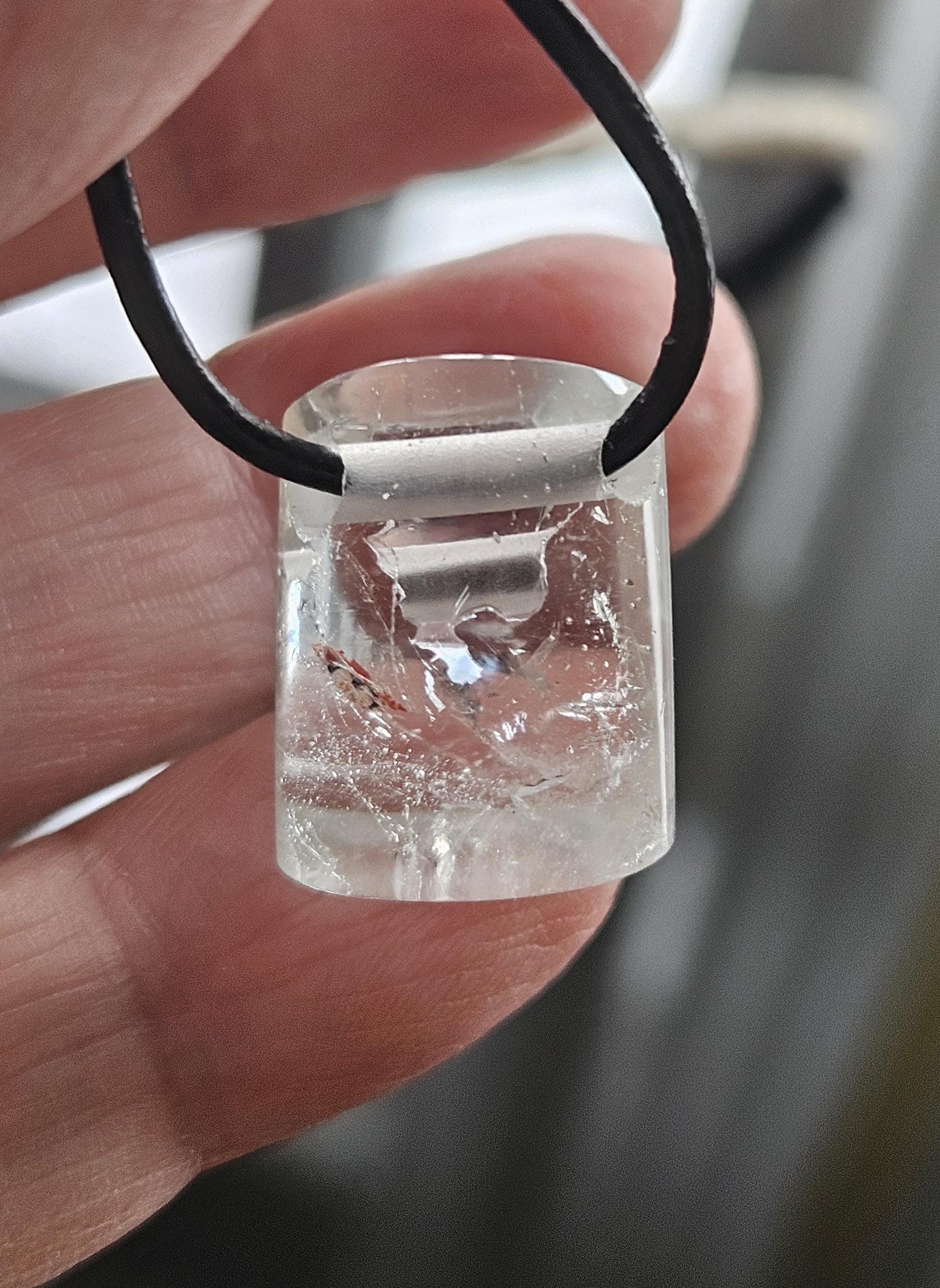 Extravaganter kleiner weißer Topas Anhänger, 19 x 15 x 14 mm, gebohrt, an verstellbarem Lederband
