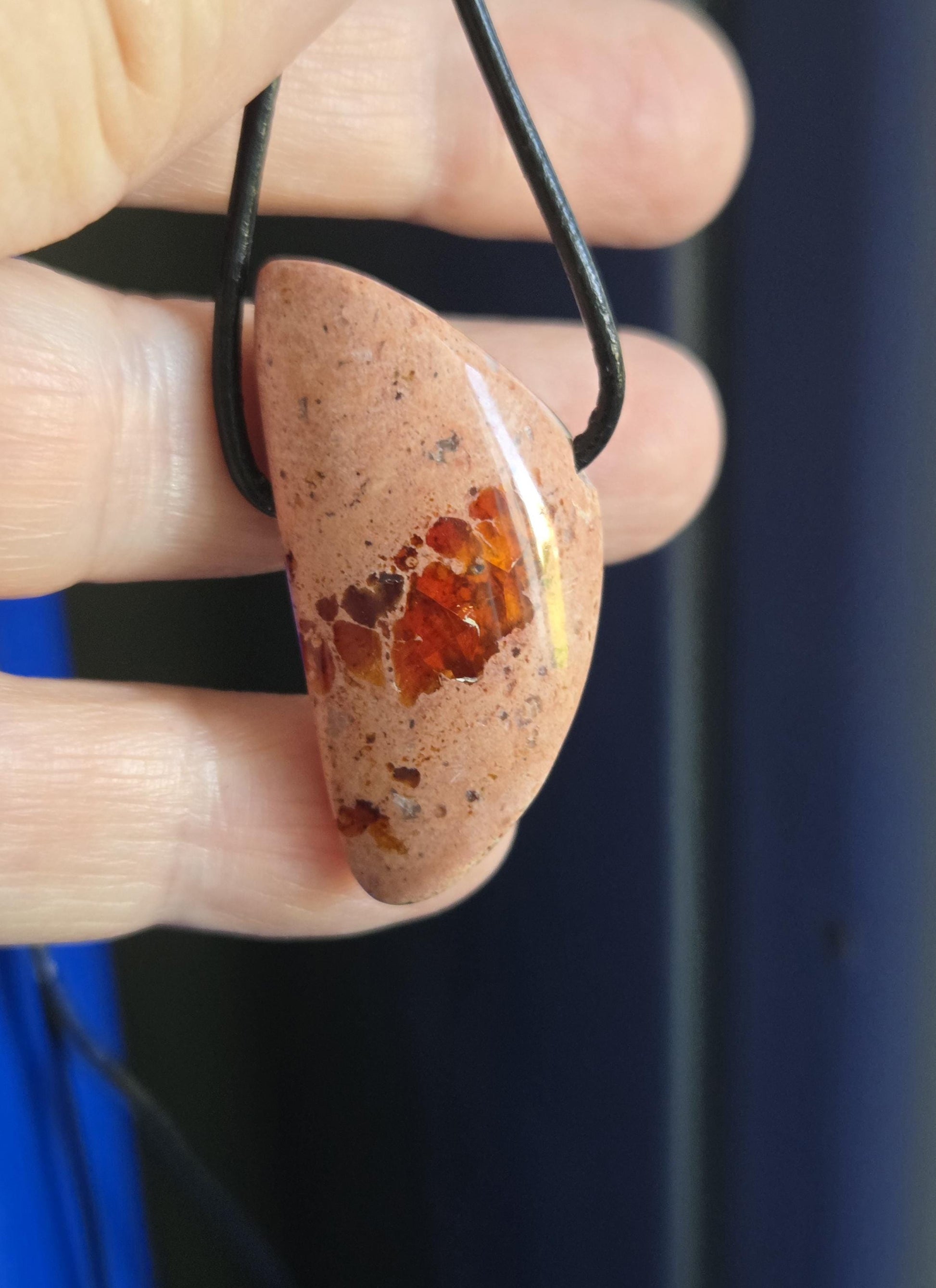 Hübscher mexikanischer Feueropal Anhänger, 37 x 20 x 9 mm, gebohrt, an verstellbarem Lederband