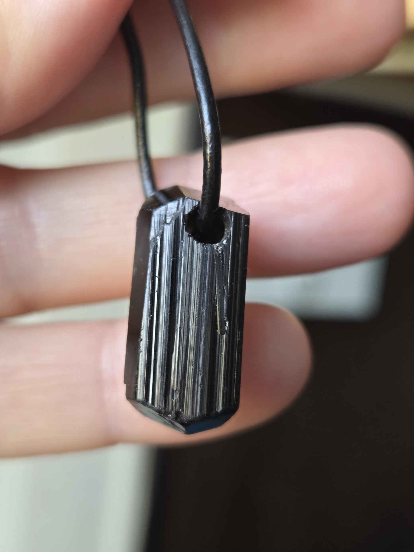 Schwarzer Turmalin Schörl Anhänger, Kristall Doppelspitze, roh belassen, 26 x 15 x 10 mm, an verstellbarem Lederband
