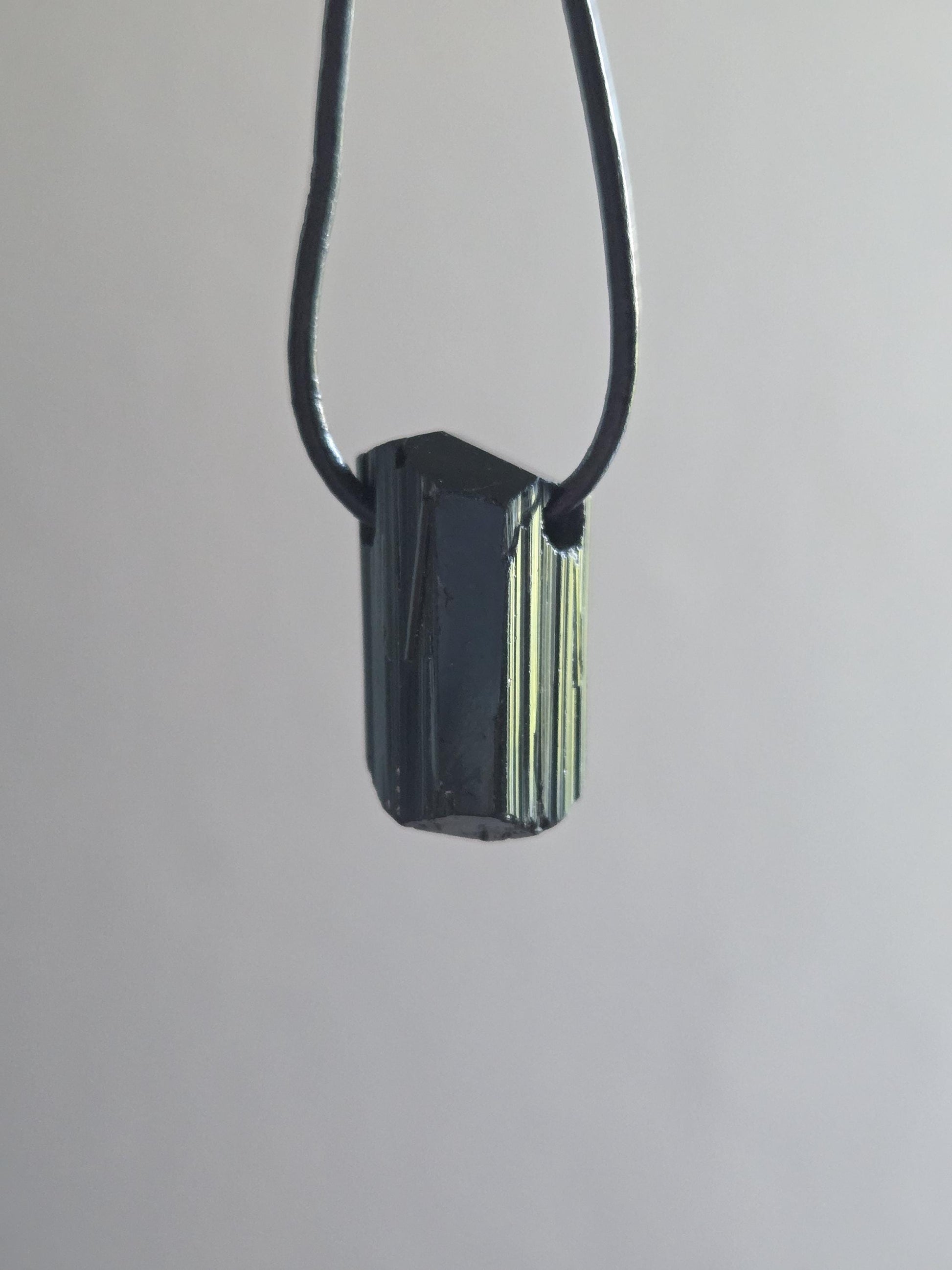 Schwarzer Turmalin Schörl Anhänger, Kristall Doppelspitze, roh belassen, 26 x 15 x 10 mm, an verstellbarem Lederband
