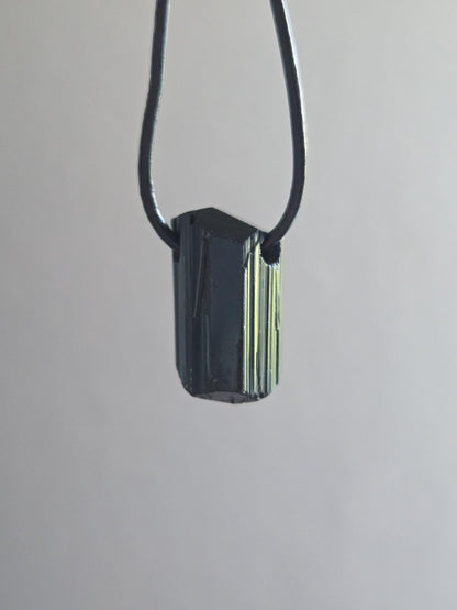 Schwarzer Turmalin Schörl Anhänger, Kristall Doppelspitze, roh belassen, 26 x 15 x 10 mm, an verstellbarem Lederband