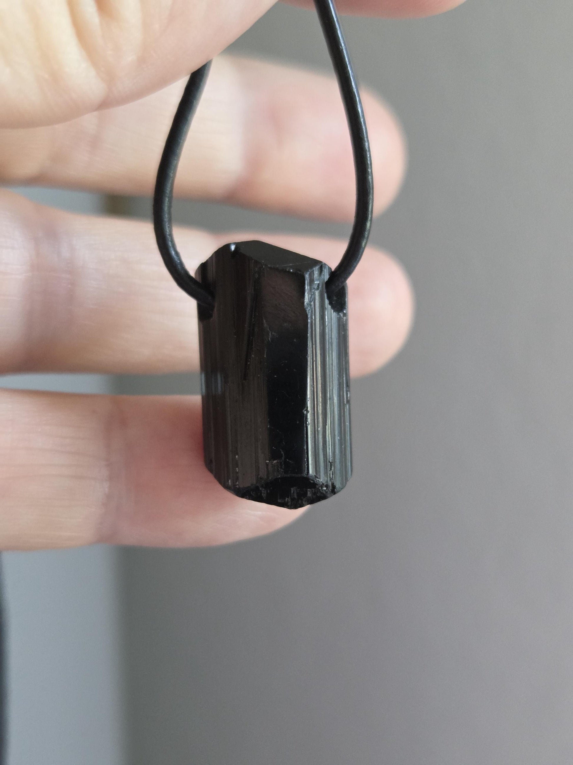 Schwarzer Turmalin Schörl Anhänger, Kristall Doppelspitze, roh belassen, 26 x 15 x 10 mm, an verstellbarem Lederband