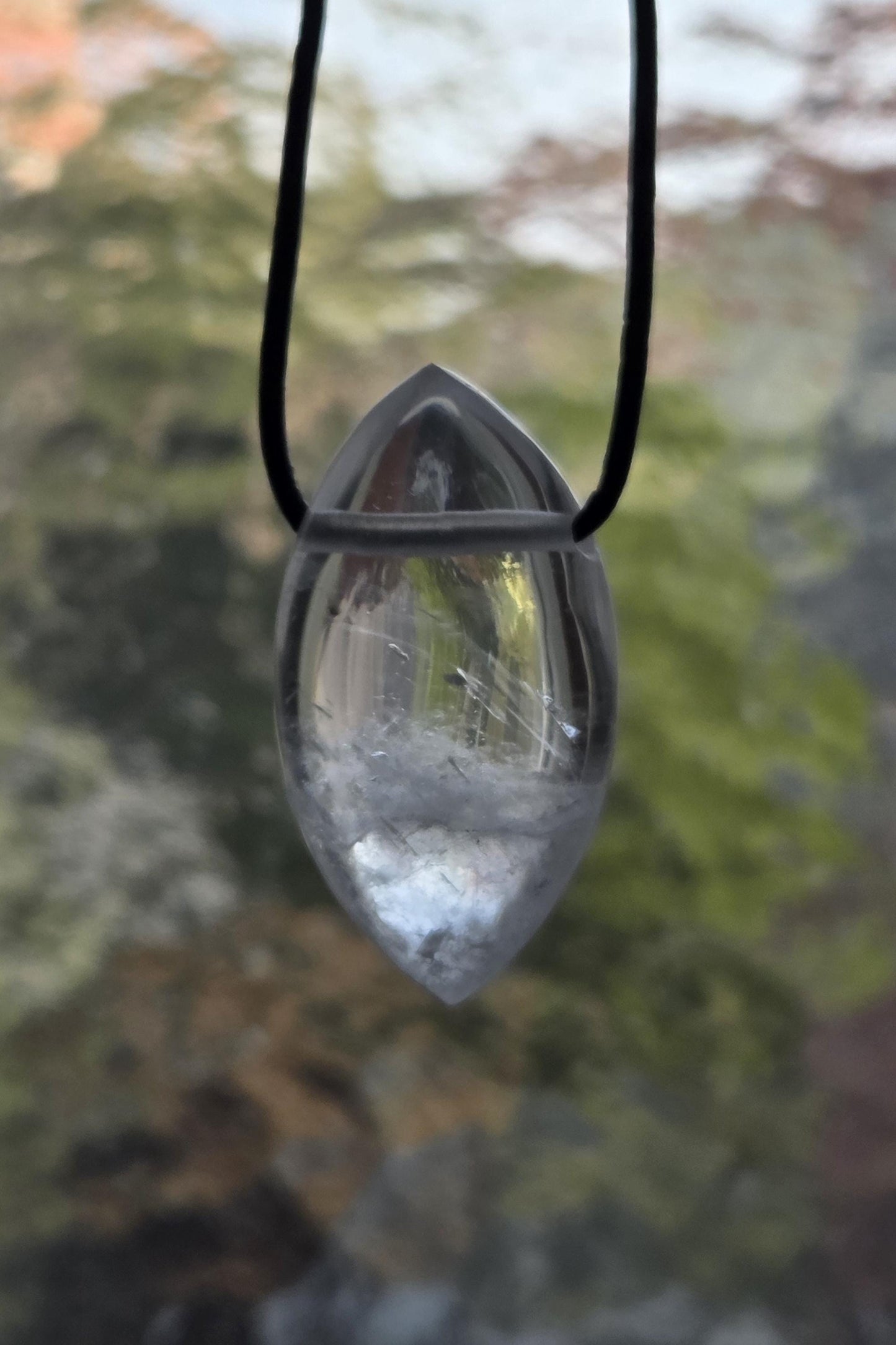 Bergkristall Phantamquarz Anhänger, Navette förmig, 37 x 20 x 12 mm, gebohrt, an verstellbarem Lederband, Mont Blanc