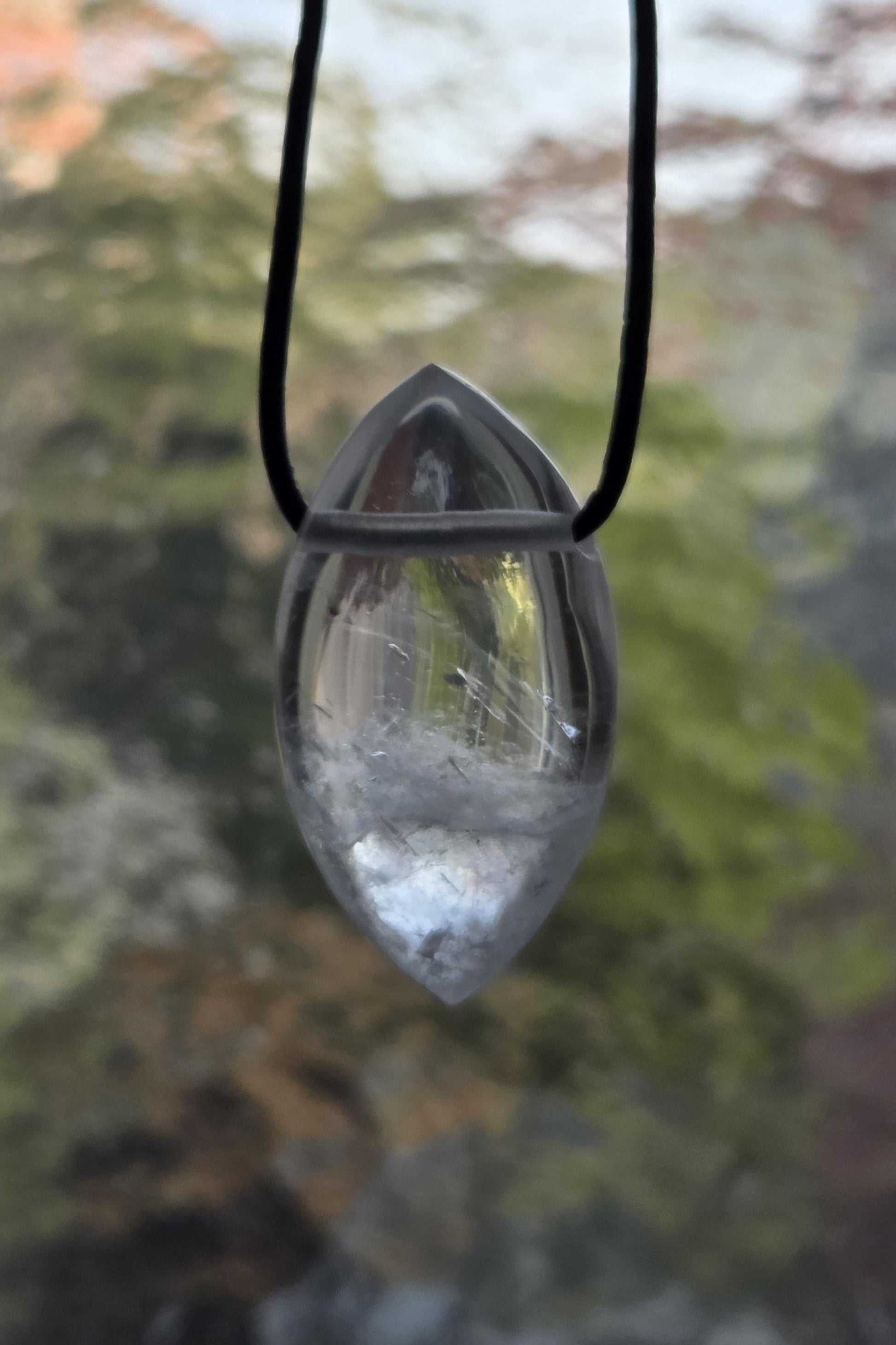 Bergkristall Phantamquarz Anhänger, Navette förmig, 37 x 20 x 12 mm, gebohrt, an verstellbarem Lederband, Mont Blanc