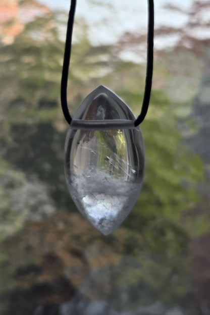Bergkristall Phantamquarz Anhänger, Navette förmig, 37 x 20 x 12 mm, gebohrt, an verstellbarem Lederband, Mont Blanc