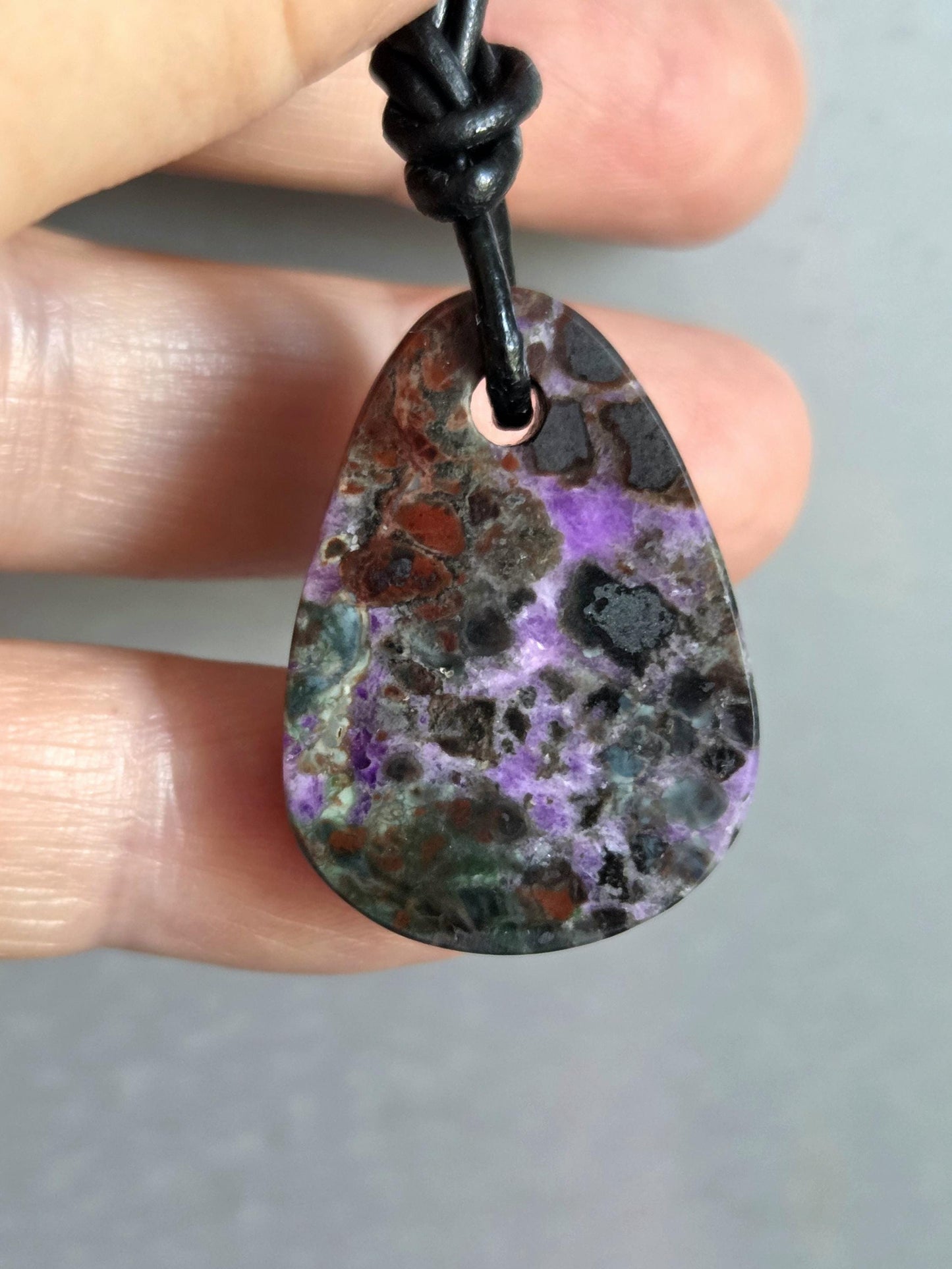 Außergewöhnlicher Sugilith Anhänger, 30 x 20 x 7 mm, gebohrt, an verstellbarem Lederband