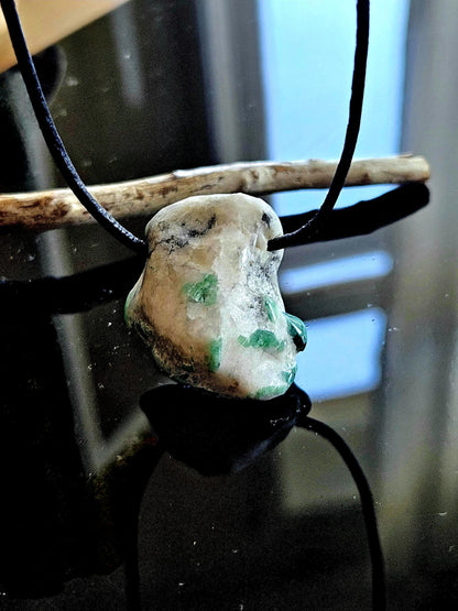 Smaragd im Muttergestein, Anhänger, 28 x 25 x 15 mm, gebohrt, an verstellbarem Lederband