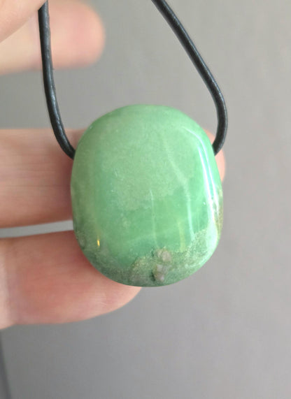 Seltener Variscit, Variscite, Variszit Anhänger, 29 x 23 x 9 mm, gebohrt, an verstellbarem Lederband