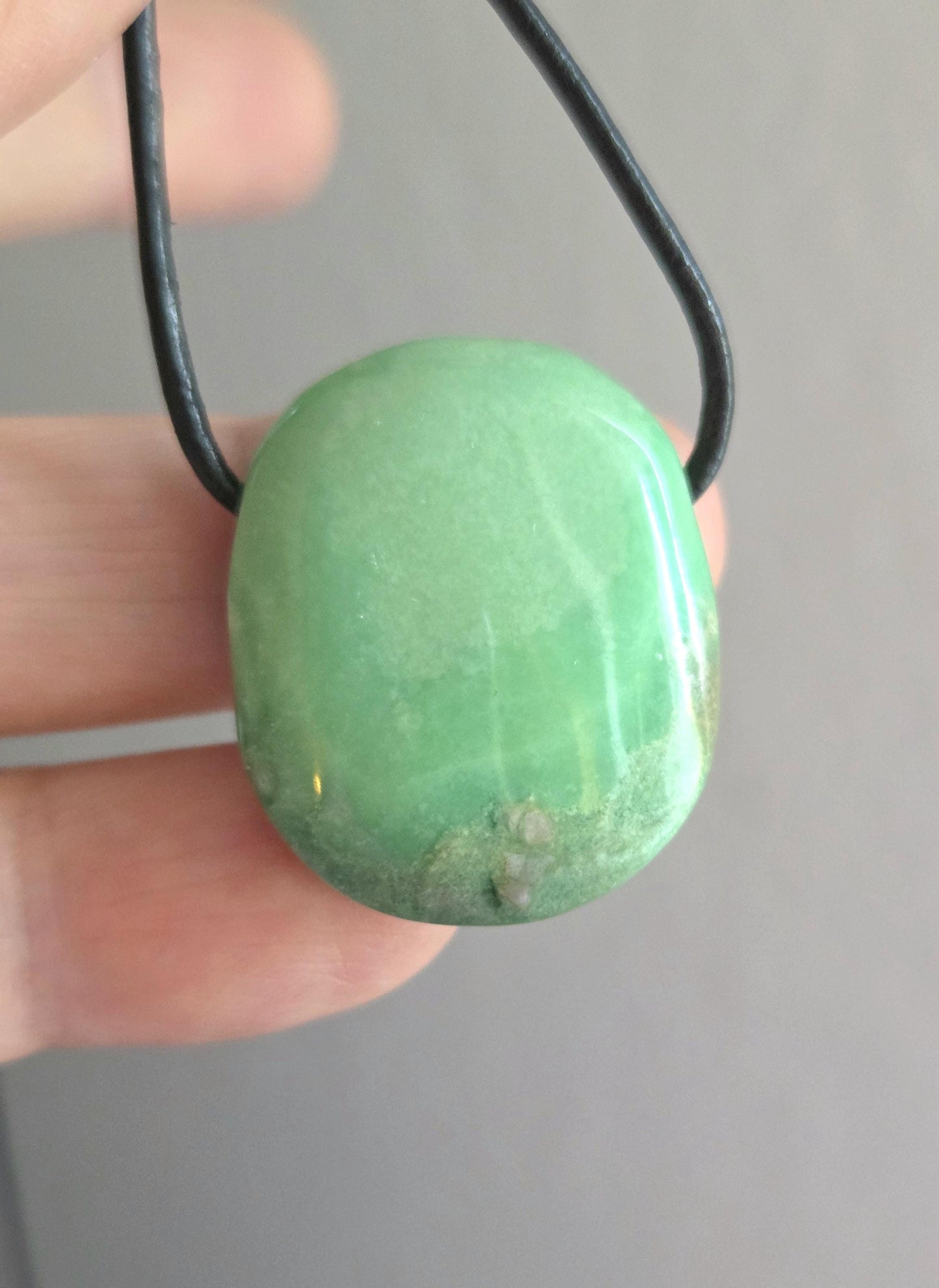 Seltener Variscit, Variscite, Variszit Anhänger, 29 x 23 x 9 mm, gebohrt, an verstellbarem Lederband