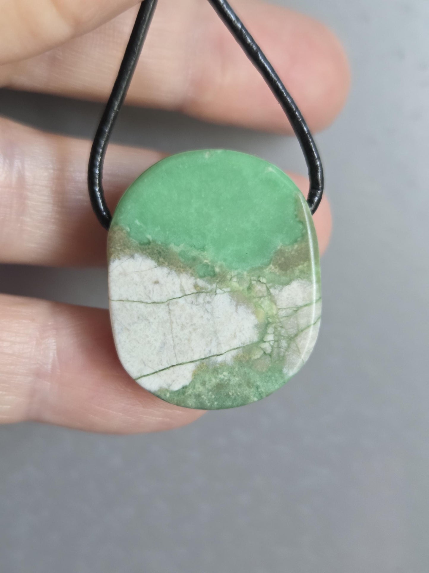 Seltener Variscit, Variscite, Variszit Anhänger, 29 x 23 x 9 mm, gebohrt, an verstellbarem Lederband