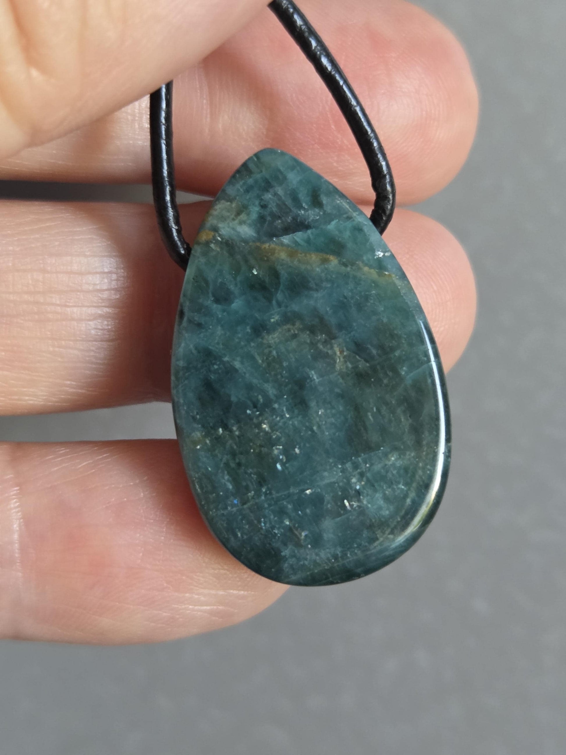 Apatit Anhänger, geschliffener Apatit Stein, 30 x 20 x 7 mm, gebohrt, an verstellbarem Lederband