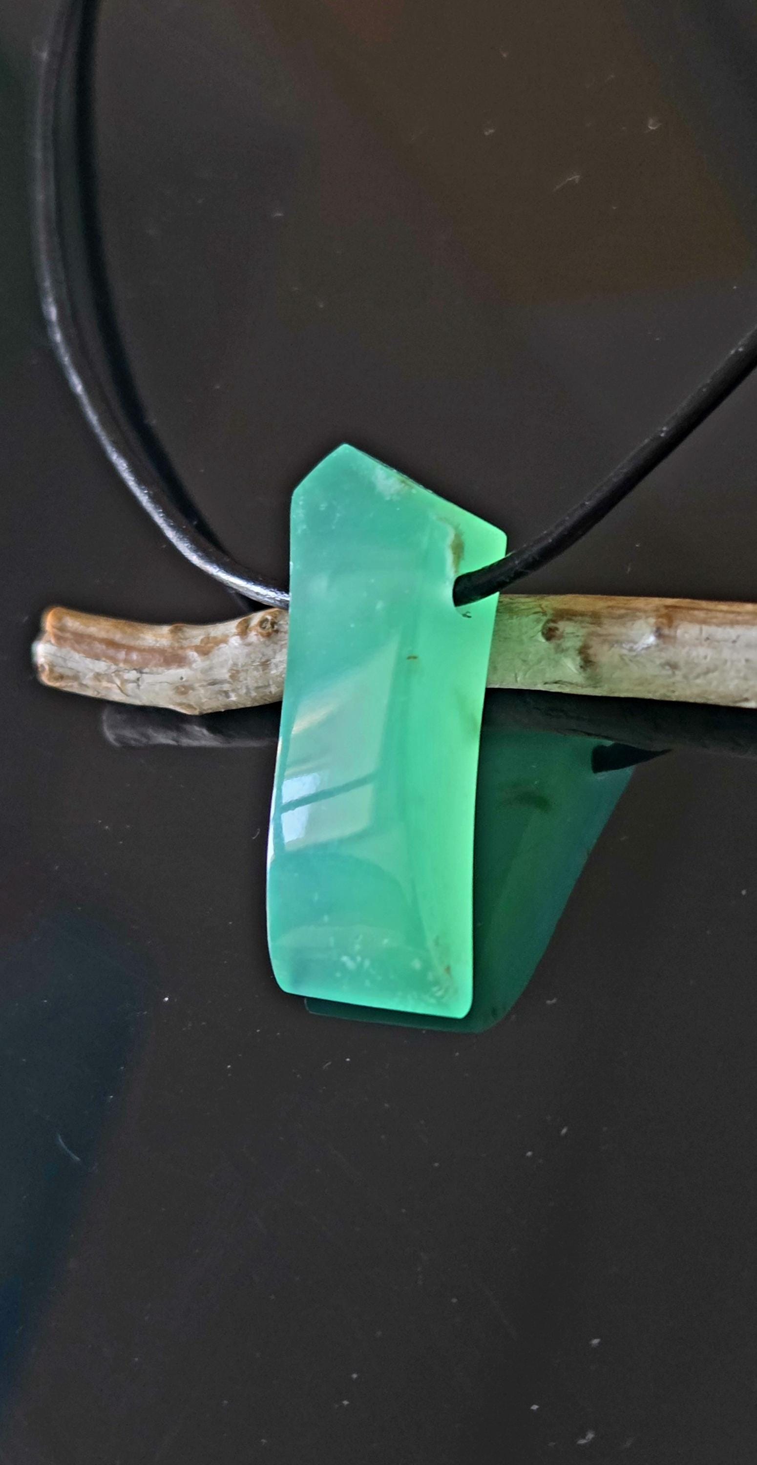 Außergewöhnlicher Chrysopras Anhänger, 34 x 14 x 8 mm, gebohrt, an verstellbarem Lederband, von uns fein mit Liebe geschliffen.
