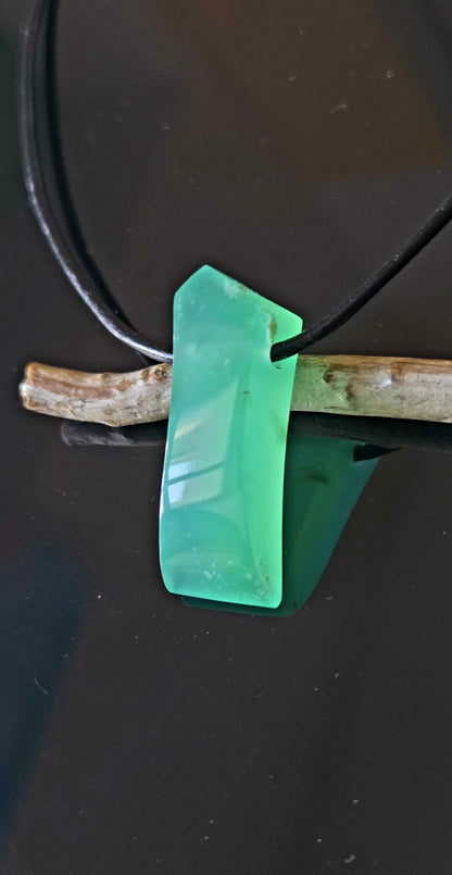 Außergewöhnlicher Chrysopras Anhänger, 34 x 14 x 8 mm, gebohrt, an verstellbarem Lederband, von uns fein mit Liebe geschliffen.