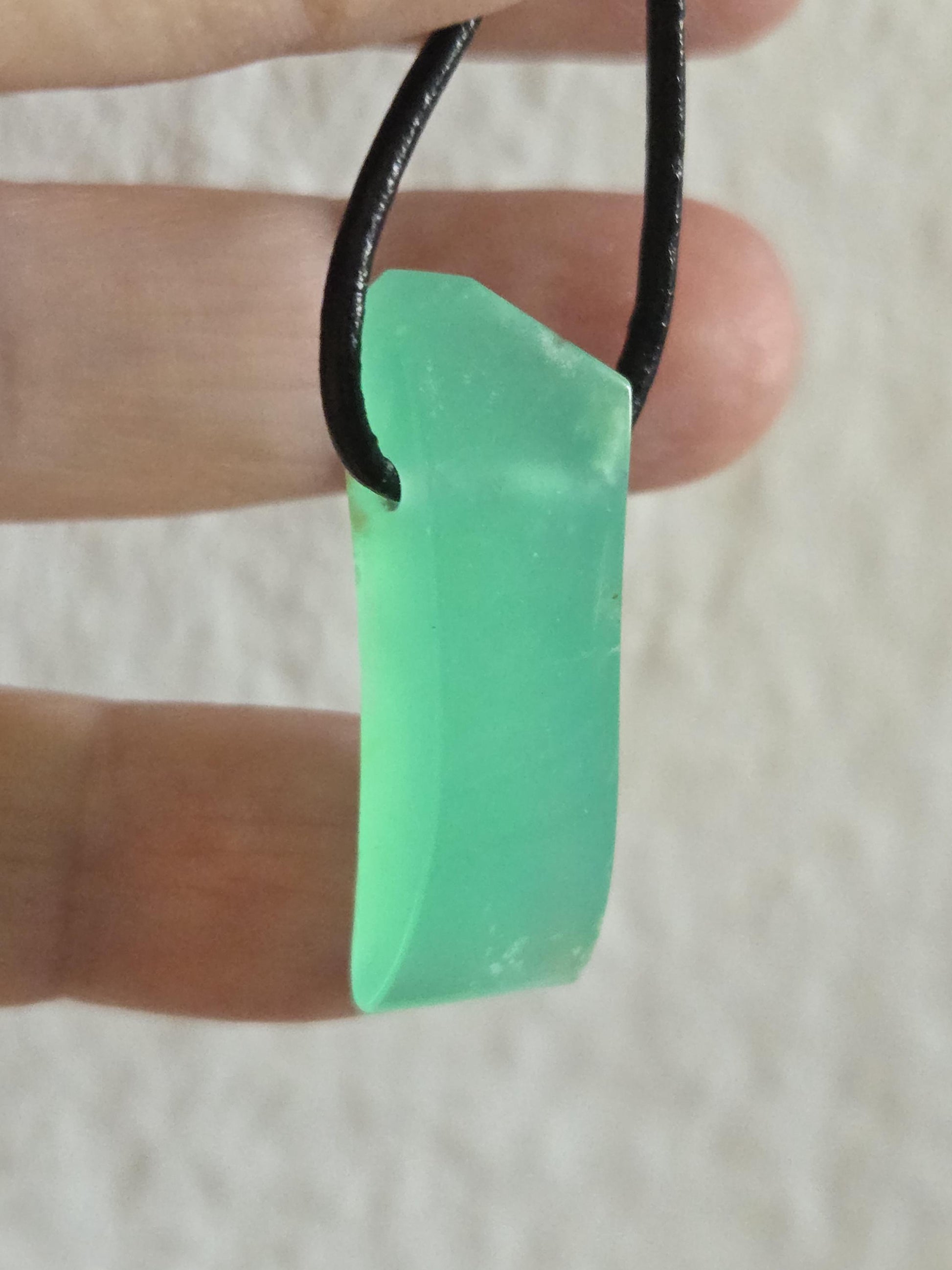 Außergewöhnlicher Chrysopras Anhänger, 34 x 14 x 8 mm, gebohrt, an verstellbarem Lederband, von uns fein mit Liebe geschliffen.