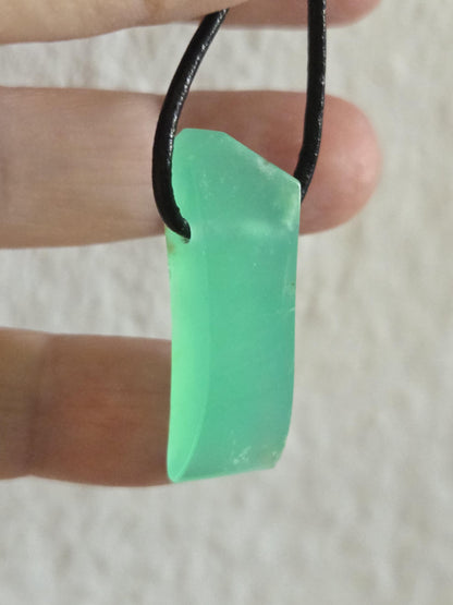 Außergewöhnlicher Chrysopras Anhänger, 34 x 14 x 8 mm, gebohrt, an verstellbarem Lederband, von uns fein mit Liebe geschliffen.