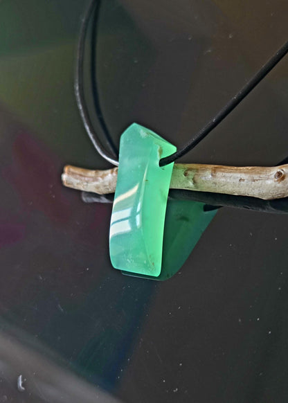 Außergewöhnlicher Chrysopras Anhänger, 34 x 14 x 8 mm, gebohrt, an verstellbarem Lederband, von uns fein mit Liebe geschliffen.