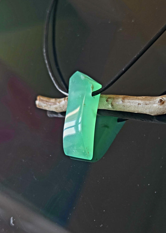 Außergewöhnlicher Chrysopras Anhänger, 34 x 14 x 8 mm, gebohrt, an verstellbarem Lederband, von uns fein mit Liebe geschliffen.