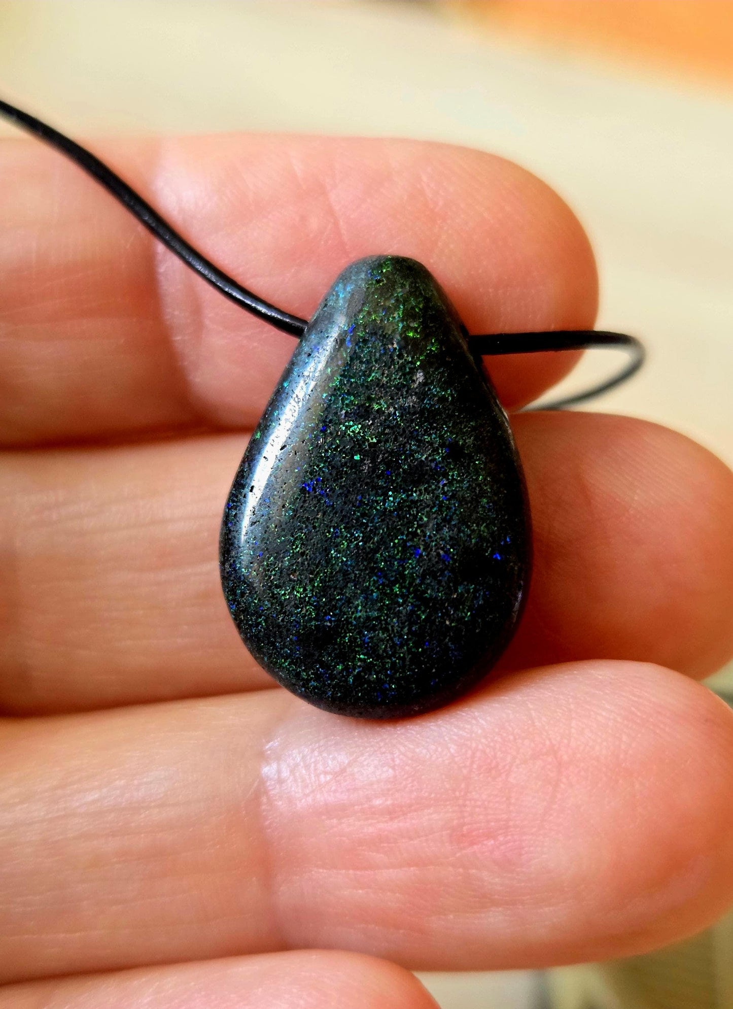 Kleiner Andamooka Boulder Opal Anhänger, Andamooka Schwarz Opal, 24 x 16 x 8 mm, gebohrt, an verstellbarem Lederband