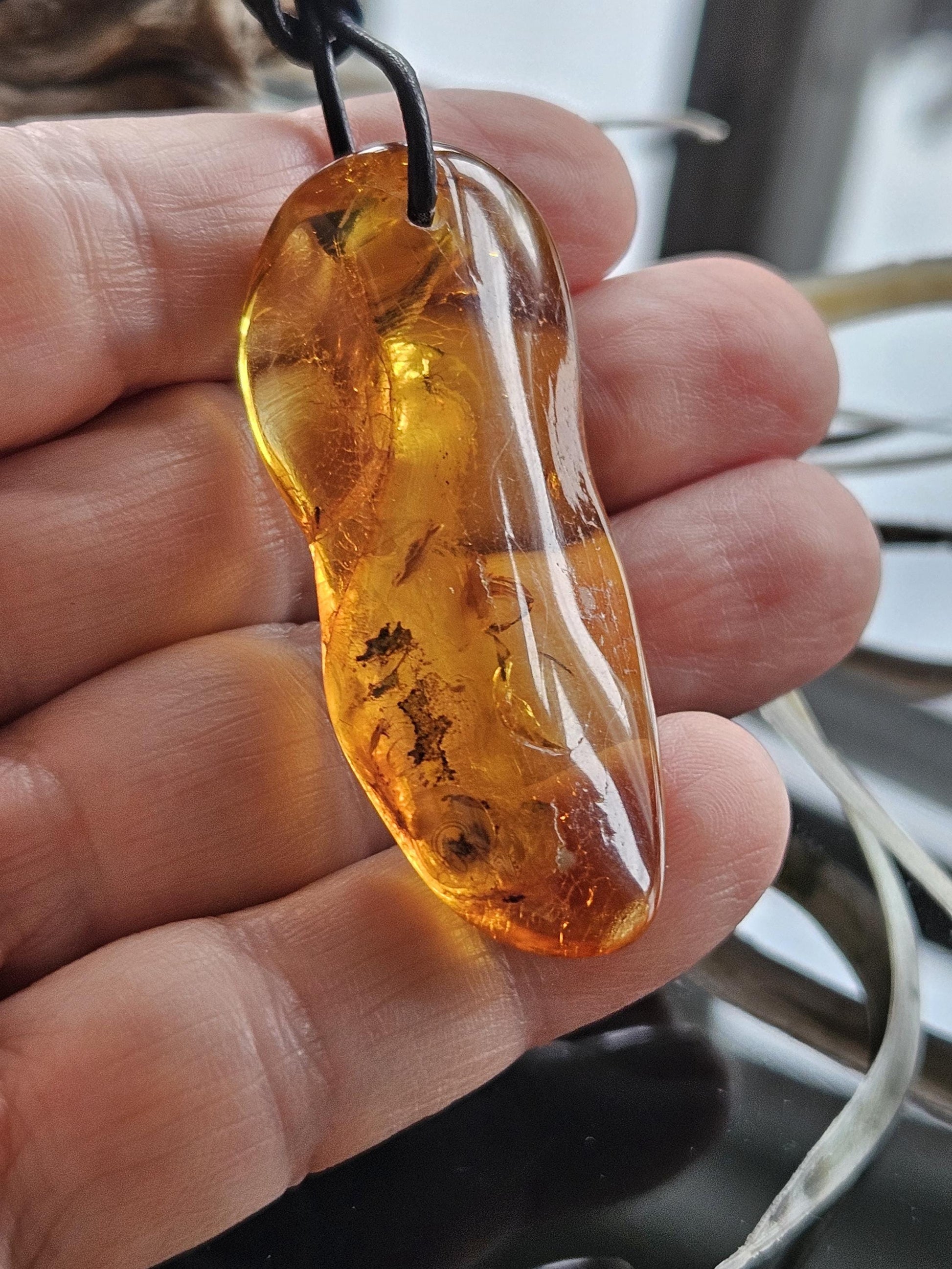 Großer feiner Bernstein Anhänger, mit Einschlüssen von Blüten Blätterskelett Bernstein Amulett, 52 x 22 x 12 mm , an Lederband