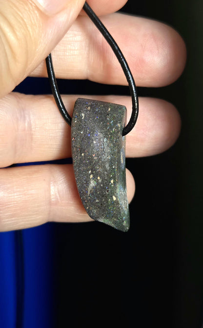 Honduras Schwarzopal, schwarzer Opal, Anhänger, 30 x 12 x 10 mm, gebohrt, an verstellbarem Lederband