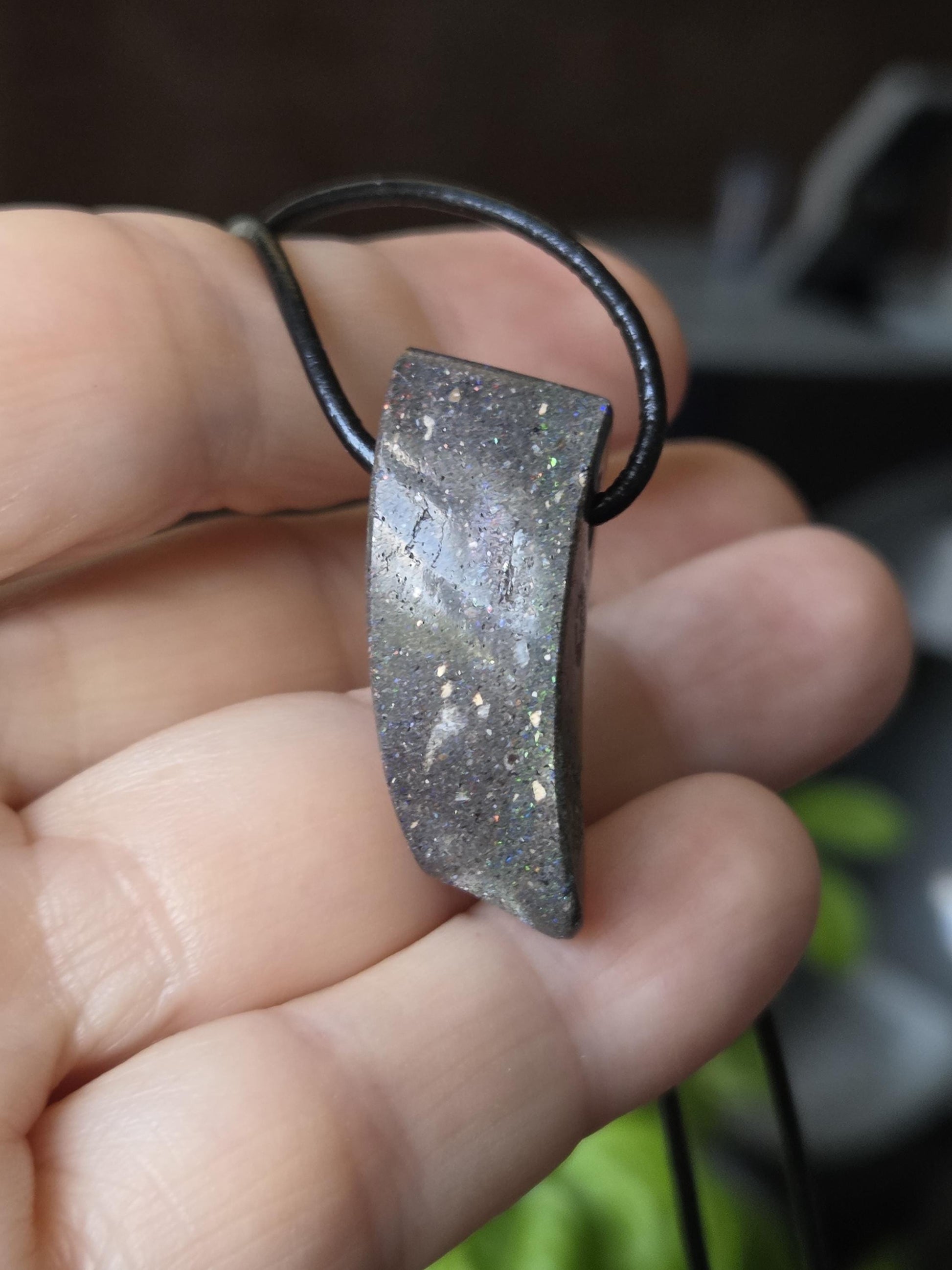 Honduras Schwarzopal, schwarzer Opal, Anhänger, 30 x 12 x 10 mm, gebohrt, an verstellbarem Lederband