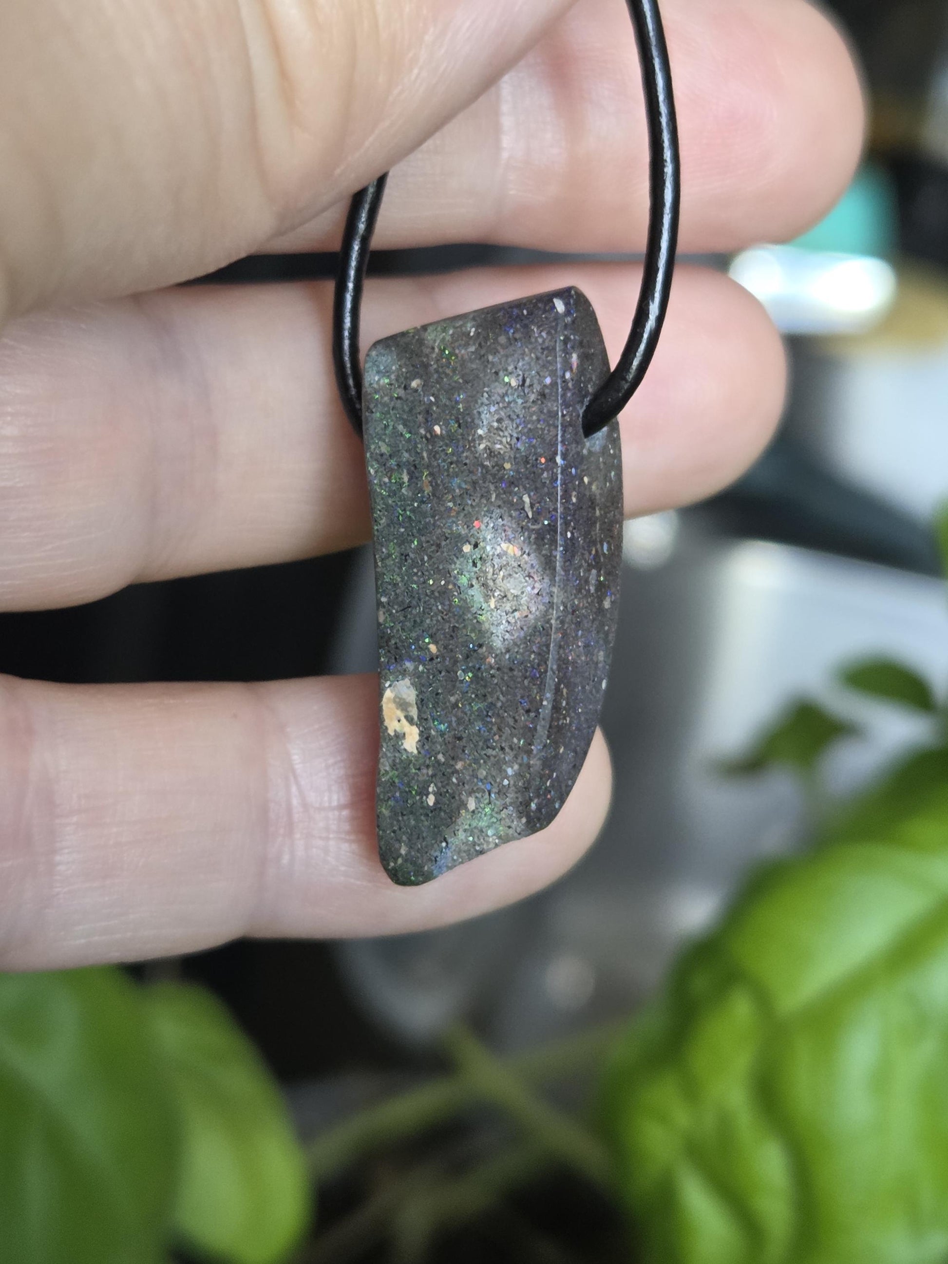 Honduras Schwarzopal, schwarzer Opal, Anhänger, 30 x 12 x 10 mm, gebohrt, an verstellbarem Lederband