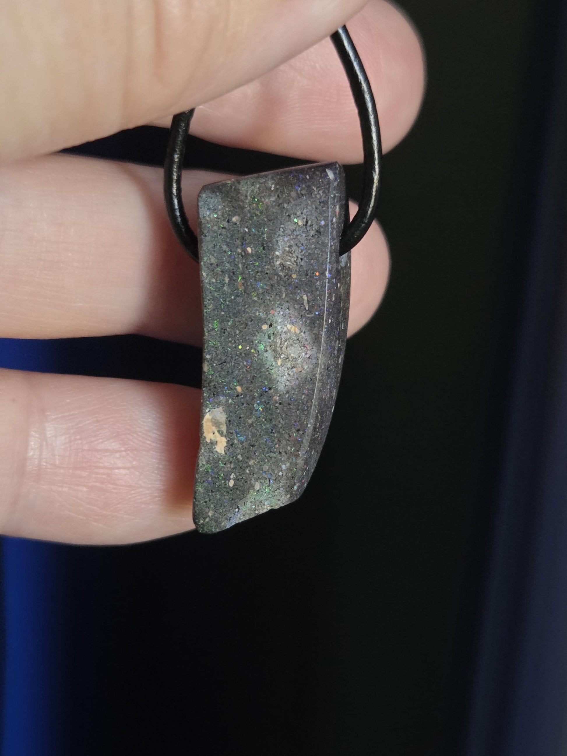 Honduras Schwarzopal, schwarzer Opal, Anhänger, 30 x 12 x 10 mm, gebohrt, an verstellbarem Lederband